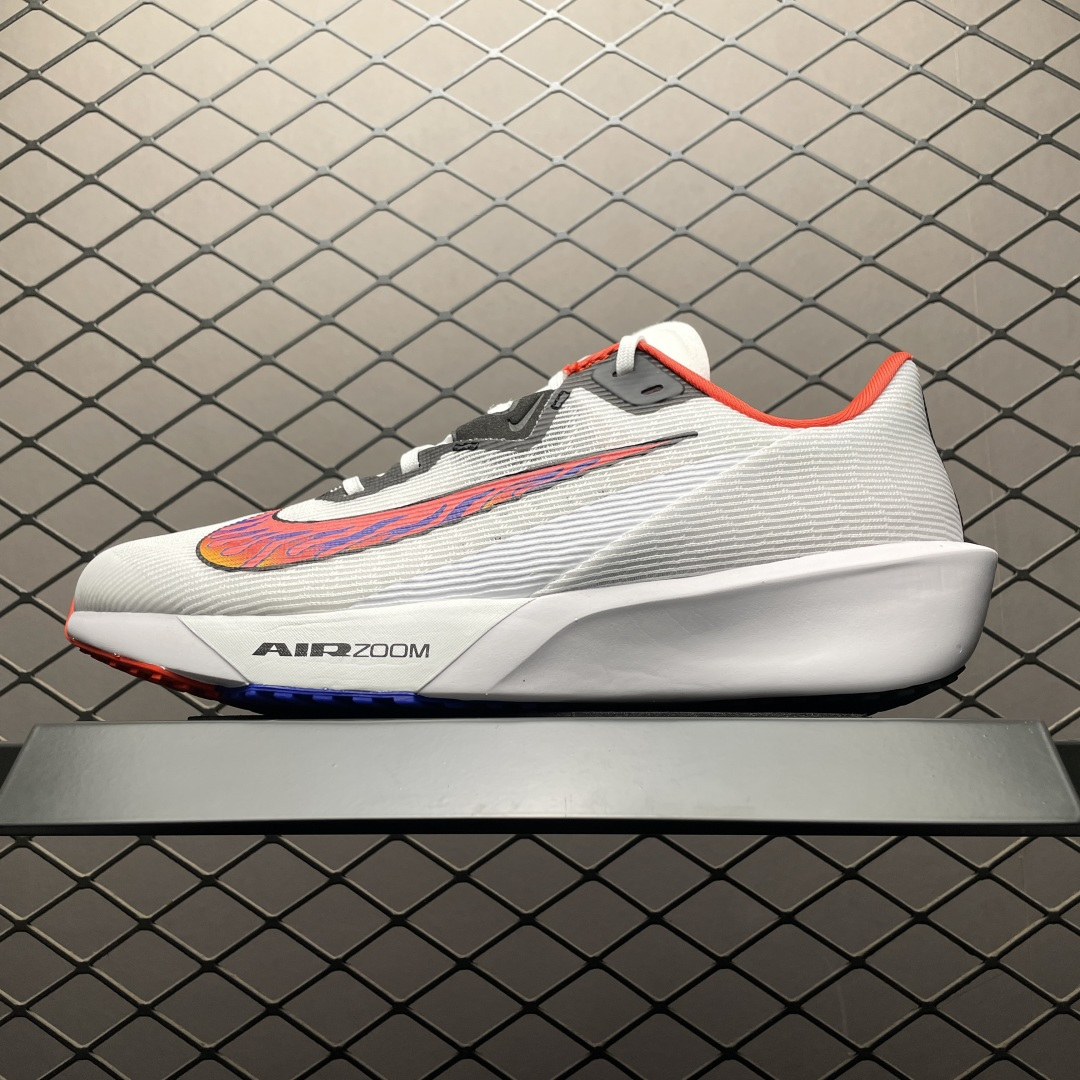 💰530 純原NK Air Zoom Rival FLY 4 超彈透氣輕量跑步鞋 HQ3512-100 鞋款搭載 Flyknit 材料 出眾彈性 易於穿脫 採用React技術 輕盈耐 跑步健身房鍛鍊最佳選擇之一 尺碼：39 40 40.5