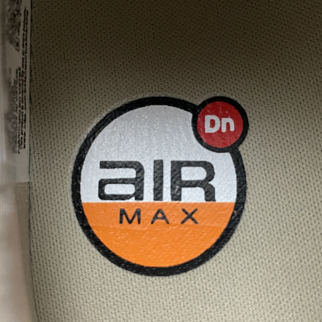   NK Air Max Dn 气垫跑鞋 HF5512-200 全新鞋款在同侧采用了四个圆柱仓式的设计，