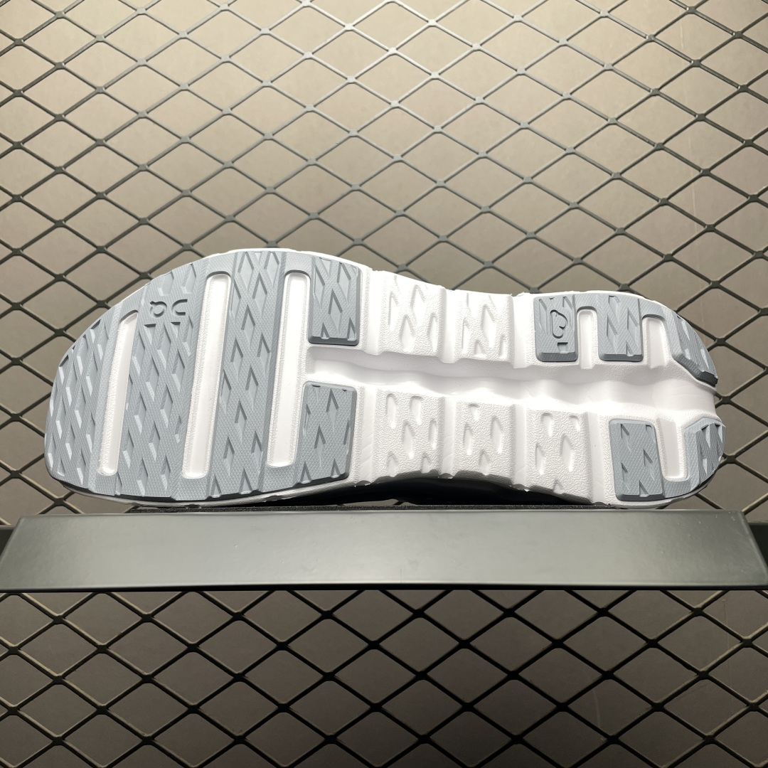   ON 昂跑 Cloudtilt 系列 鞋面采用一体成型布料  有弹性非常透气 鞋底是镂空设计 运用了