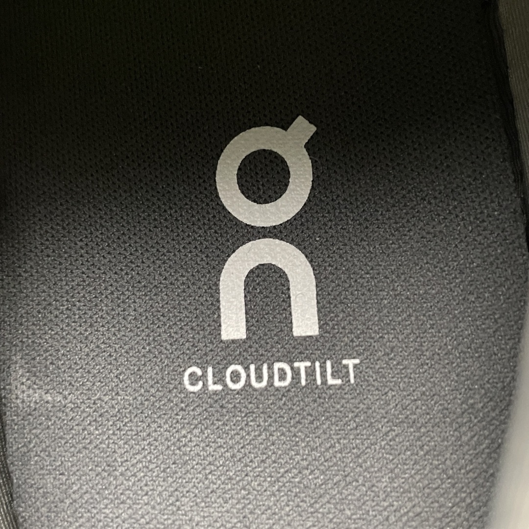   ON 昂跑 Cloudtilt 系列 鞋面采用一体成型布料  有弹性非常透气 鞋底是镂空设计 运用了