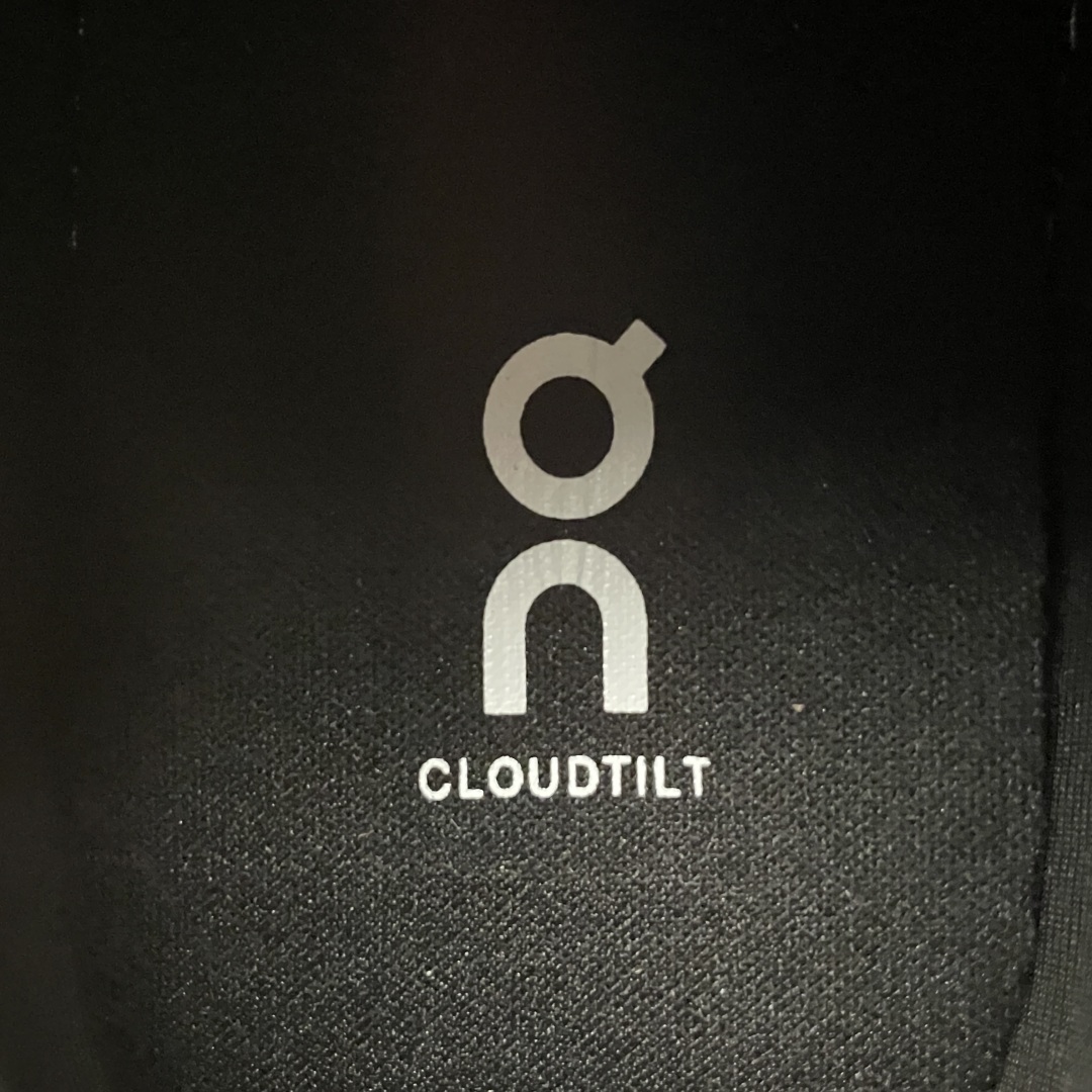   ON 昂跑 Cloudtilt 系列 鞋面采用一体成型布料  有弹性非常透气 鞋底是镂空设计 运用了