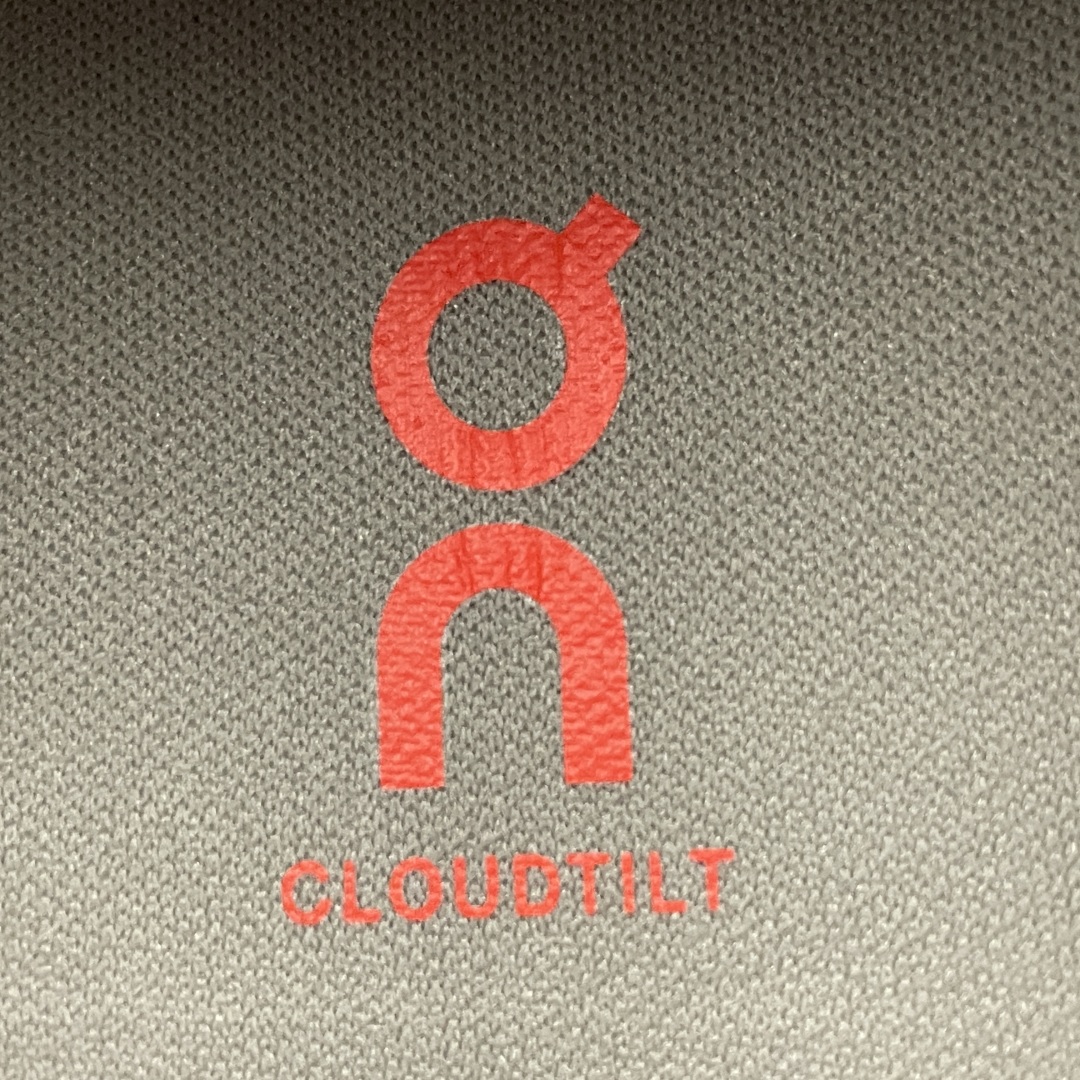   ON 昂跑 Cloudtilt 系列 鞋面采用一体成型布料  有弹性非常透气 鞋底是镂空设计 运用了