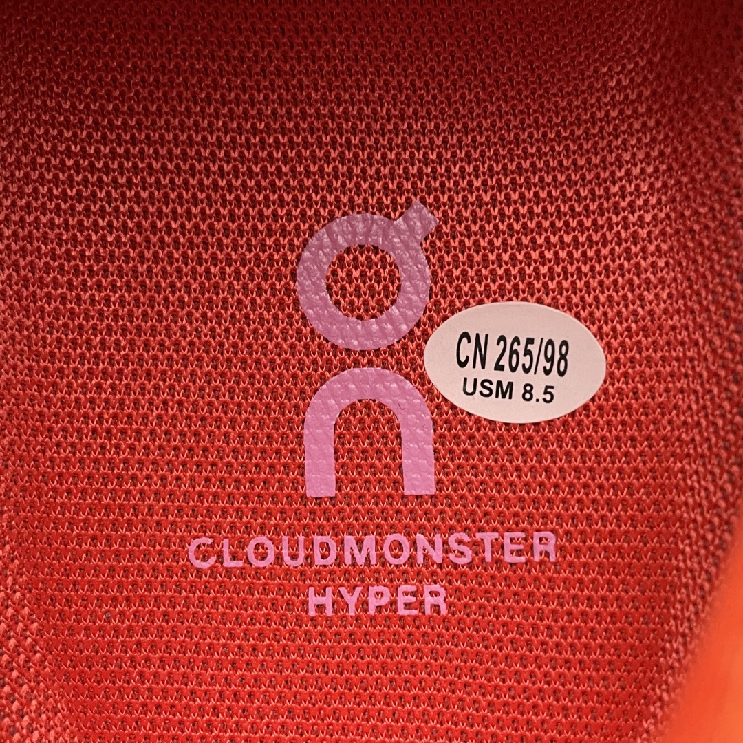   ON 昂跑 On Cloudmonster Hyper 系列 网面透气运动鞋跑步鞋 运用了CLOUD