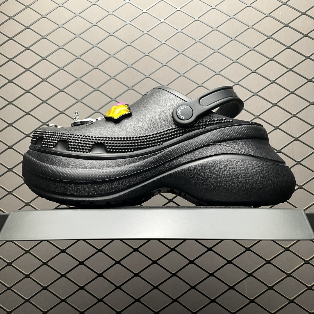 純原Crocs x Balenciaga 巴黎世家 卡駱馳聯名洞洞鞋涼鞋 原版鉚釘黑馬單品 海內外時尚博主紛紛上腳大秀，火遍海內外社交平臺，時尚達人必入款 重金開模打造  匠心工藝 精準還原每個細節 尺碼：35 36 37 38 39 編號