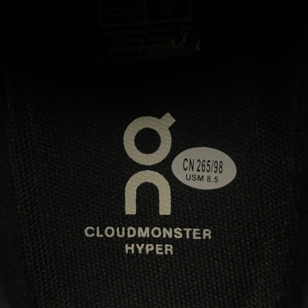   ON 昂跑 On Cloudmonster Hyper 系列 网面透气运动鞋跑步鞋 运用了CLOUD