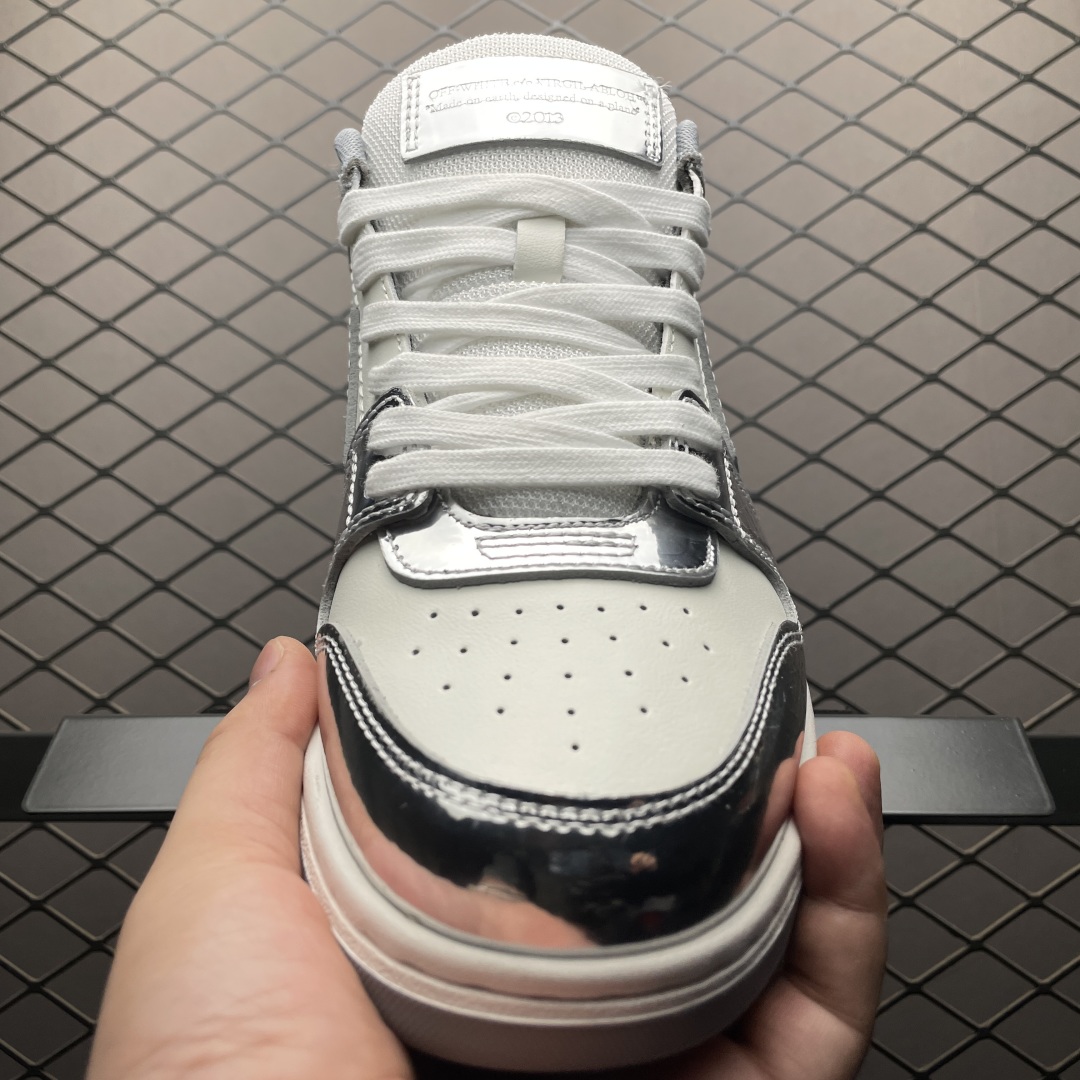  Off-White Out of Office 低帮复古休闲鞋 该款运动鞋单品有皮质制成饰有品牌标志性