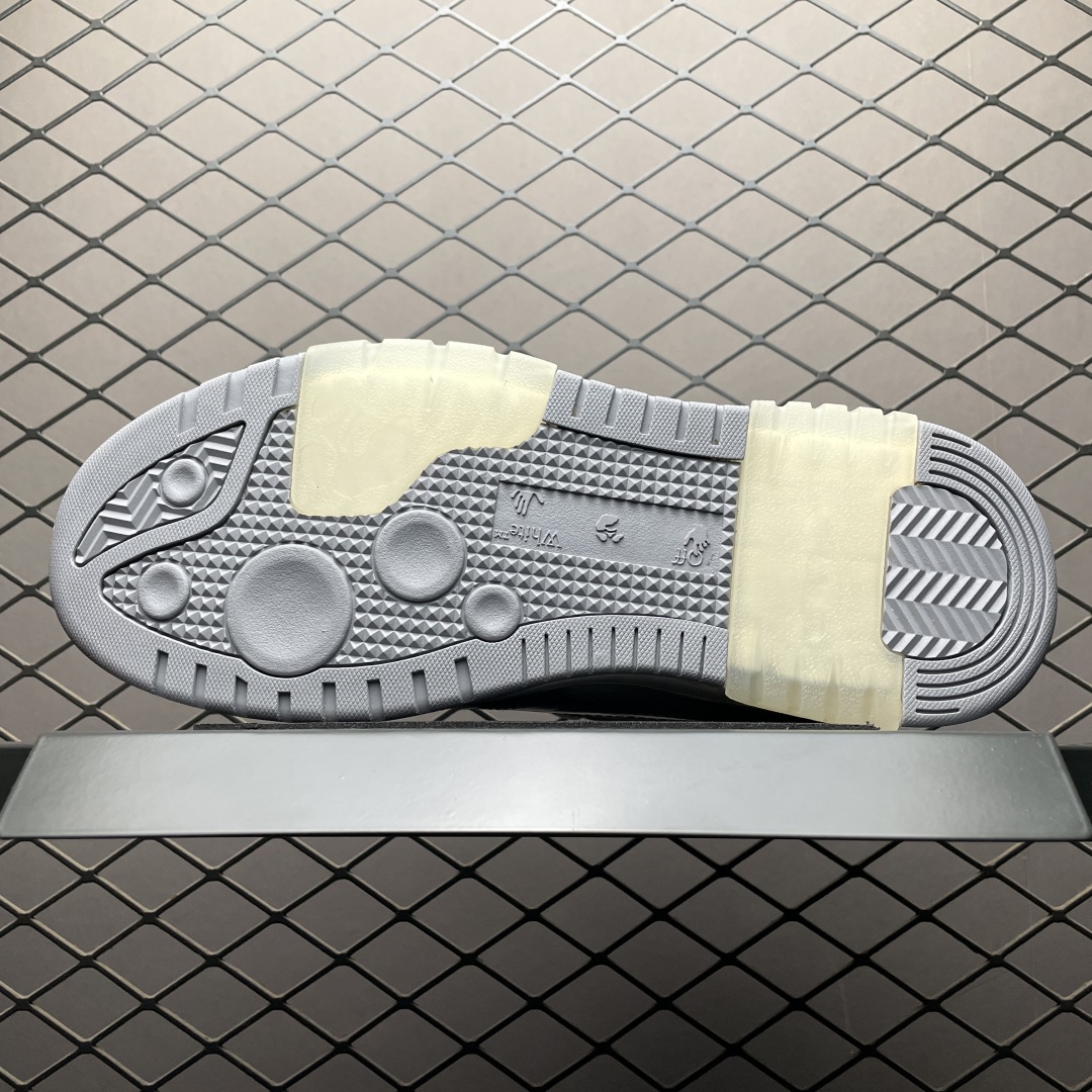 Off-White Out of Office 低帮复古休闲鞋 该款运动鞋单品有皮质制成饰有品牌标志性