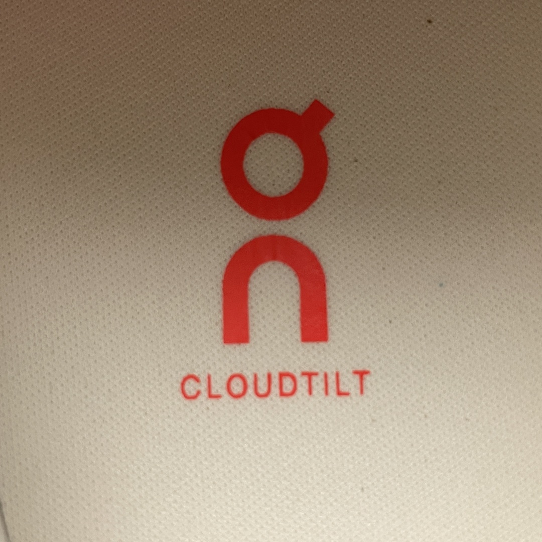   ON 昂跑 On Cloudmonster Hyper 系列 网面透气运动鞋跑步鞋 运用了CLOUD