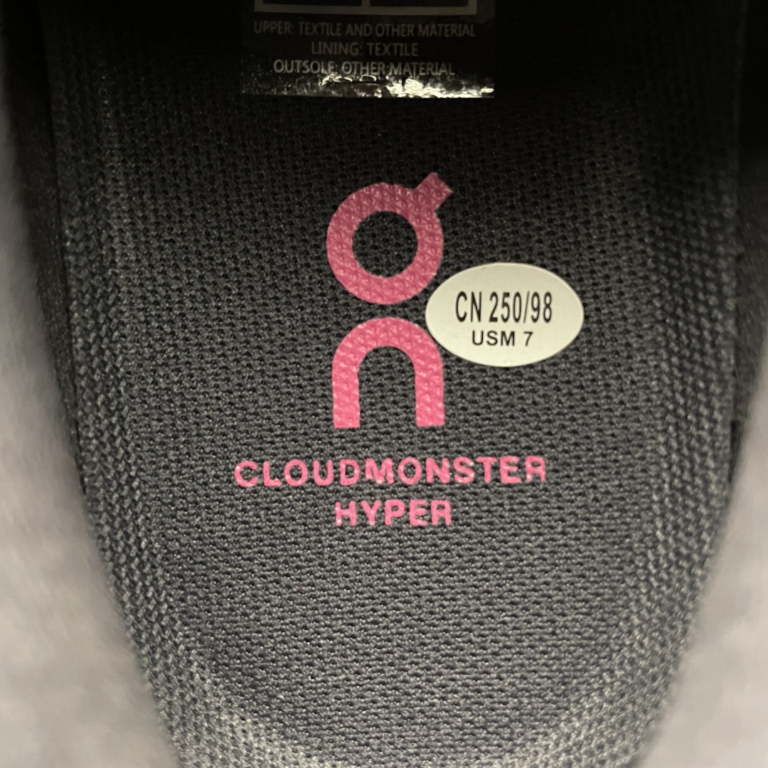   ON 昂跑 On Cloudmonster Hyper 系列 网面透气运动鞋跑步鞋 运用了CLOUD