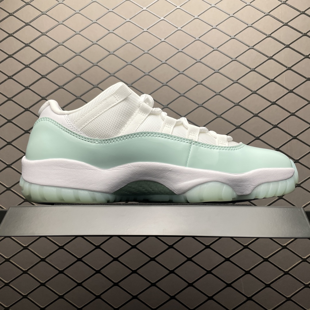 调价💰268 纯原 福利特价专供 Air Jordan 11 Low AJ11乔11 文化篮球鞋 AH7860-103 老牌外贸大厂出品 性价比外贸专供版 纯正版型 真碳板加持 品质如图所示 精密中底拉帮 鞋面电脑针车 进口机台电脑Jump Logo刺绣 全新货无任何氧化 尺码:36 36.5 37.5 38 38.5 39 40 40.5 41 42 42.5 43 44 44.5 45 46 47.5 编号:31TDEF23