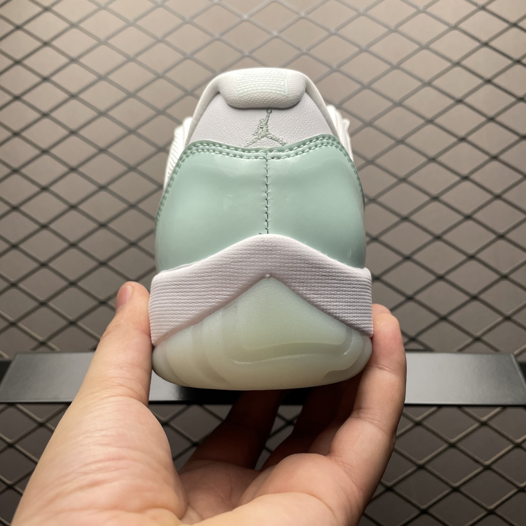 调价💰268 纯原 福利特价专供 Air Jordan 11 Low AJ11乔11 文化篮球鞋 AH7860-103 老牌外贸大厂出品 性价比外贸专供版 纯正版型 真碳板加持 品质如图所示 精密中底拉帮 鞋面电脑针车 进口机台电脑Jump Logo刺绣 全新货无任何氧化 尺码:36 36.5 37.5 38 38.5 39 40 40.5 41 42 42.5 43 44 44.5 45 46 47.5 编号:31TDEF23
