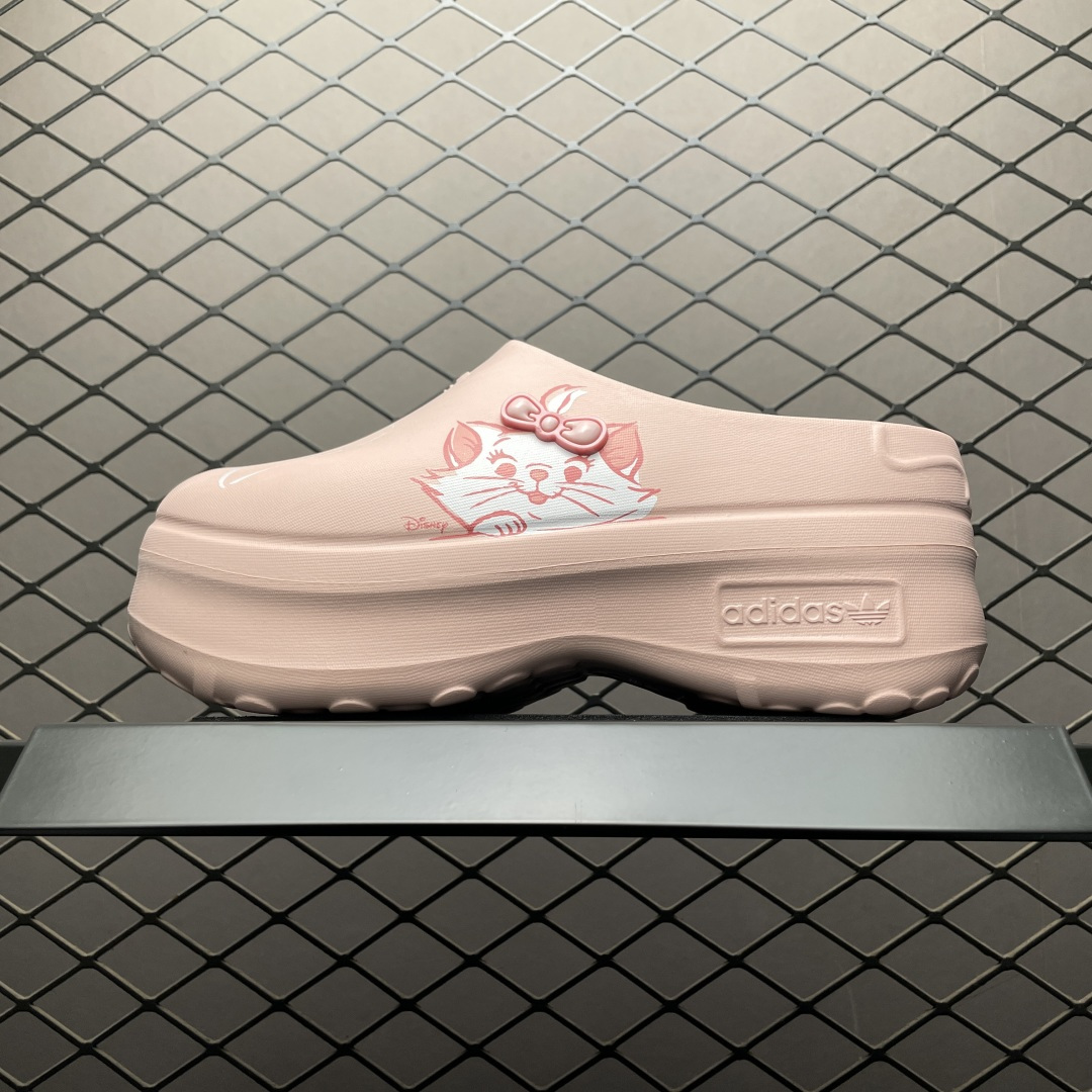💰450   Disney x AD 阿迪 AdiFOM Stan Smith Mule 慕勒 迪士尼聯名 輕便休閒涼鞋拖鞋 JR7150 廚師鞋 輕鬆腳感 一穿即走 這款拖鞋旨在致敬經典的Stan Smith 簡約鞋面和後跟細節靈感源於