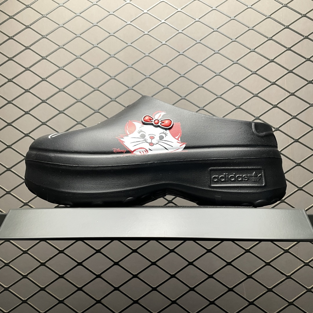 💰450 純原Disney x AD 阿迪 AdiFOM Stan Smith Mule 慕勒 迪士尼聯名 輕便休閒涼鞋拖鞋 IF6969 廚師鞋 輕鬆腳感 一穿即走 這款拖鞋旨在致敬經典的Stan Smith 簡約鞋面和後跟細節靈感源於