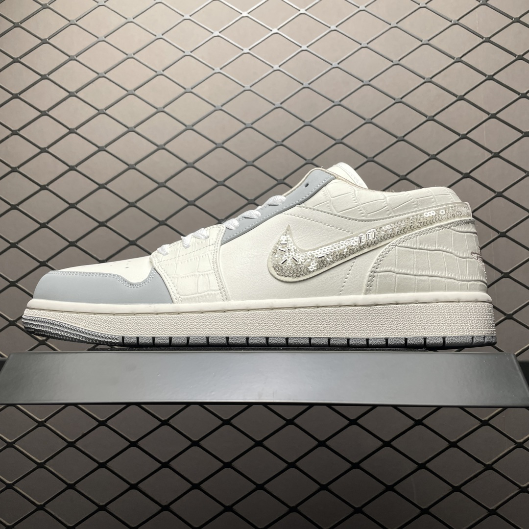 💰550 純原Air Jordan 1 Low AJ1喬1低幫文化籃球鞋 IH7323-100 尺碼：36 36.5 37.5 38 38.5 39 40 40.5 41 42 42.5 43 44 44.5 45 46 編號：25YEF