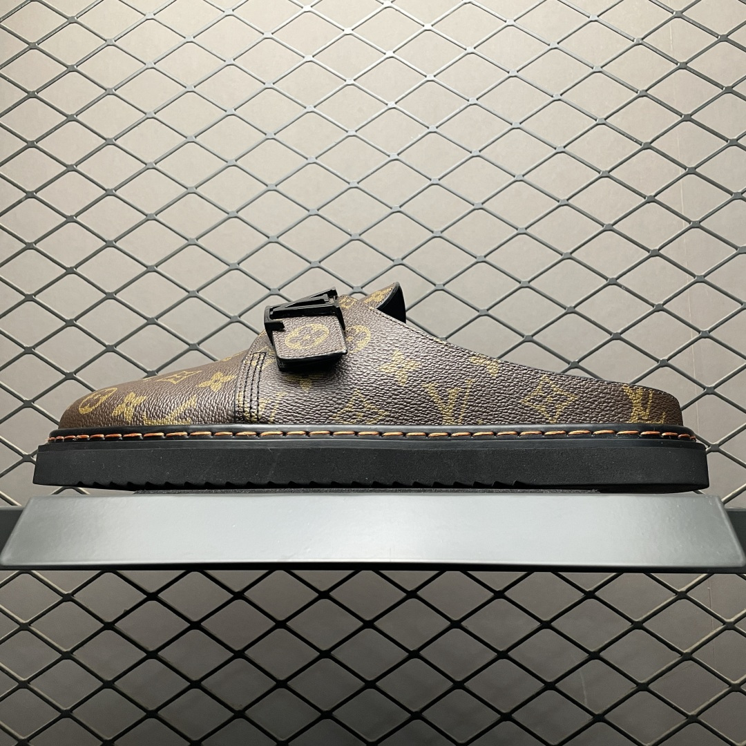 原厂级 原厂级 Louis Vuitton Easy 路易威登 LV 皮革拼接 博肯半包头 拖鞋 凉鞋 原版开发 高端外贸平台 零售专供品质 纳米级复刻 独家私模大底 原厂进口特A 9级真正1比1老花鞋面 9级为最顶面料 全鞋印花对点对位 内里采用全粒面头层牛皮 原版定制电镀五金辅料 整体还原度95%以上 尺码：38 39 40 41 42 43 44 45 46 -选品中心
