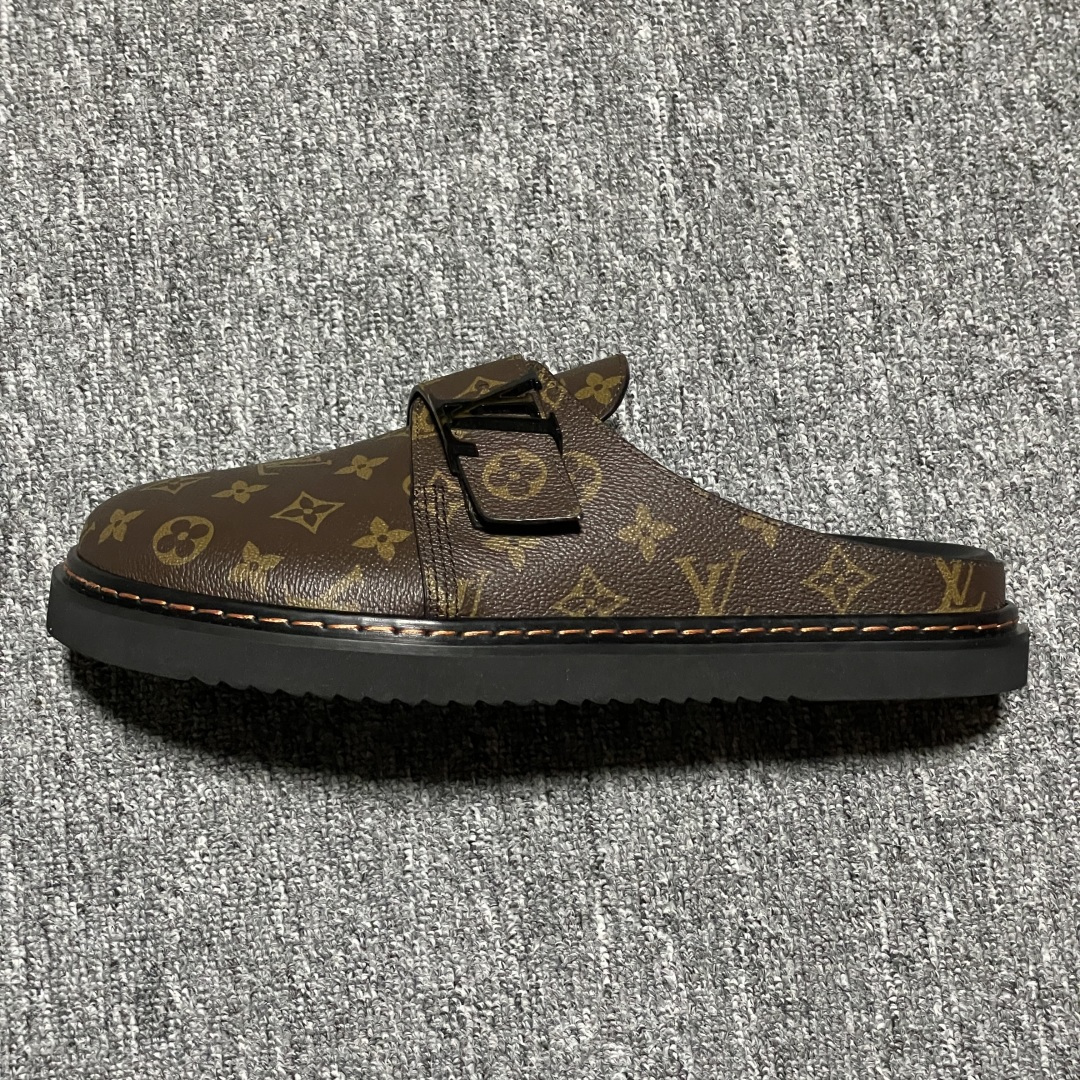 图片[5]-原厂级 原厂级 Louis Vuitton Easy 路易威登 LV 皮革拼接 博肯半包头 拖鞋 凉鞋 当前两色 新配色不断开发出货中 ！原版开发 高端外贸平台 零售专供品质 纳米级复刻 独家私模大底 原厂进口特A 9级真正1比1老花鞋面 9级为最顶面料 全鞋印花对点对位 内里采用全粒面头层牛皮 原版定制电镀五金辅料 整体还原度95%以上 尺码：38 39 40 41 42 43 44 45 46 -选品中心