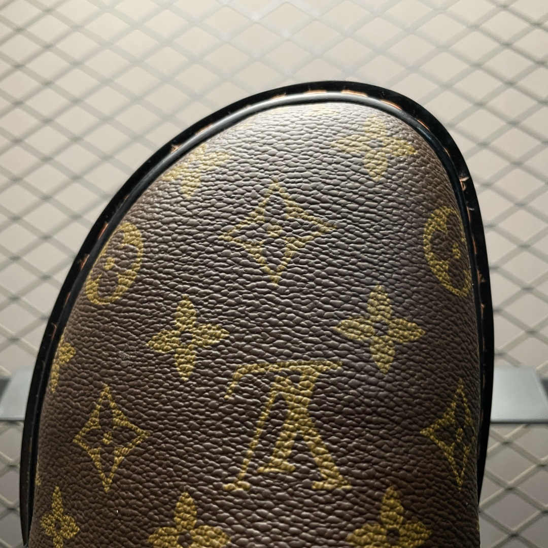 图片[7]-原厂级 原厂级 Louis Vuitton Easy 路易威登 LV 皮革拼接 博肯半包头 拖鞋 凉鞋 原版开发 高端外贸平台 零售专供品质 纳米级复刻 独家私模大底 原厂进口特A 9级真正1比1老花鞋面 9级为最顶面料 全鞋印花对点对位 内里采用全粒面头层牛皮 原版定制电镀五金辅料 整体还原度95%以上 尺码：38 39 40 41 42 43 44 45 46 -选品中心