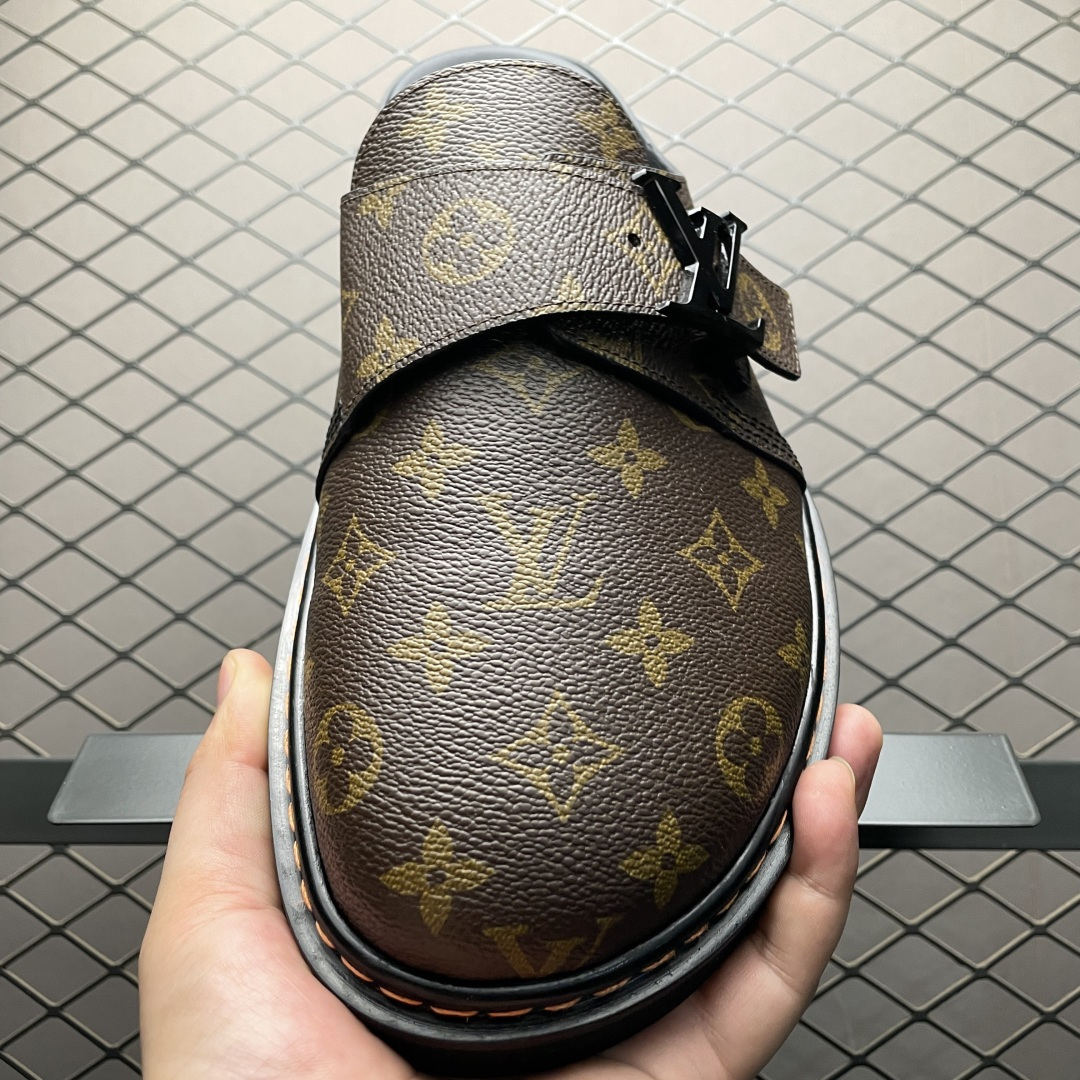 图片[9]-原厂级 原厂级 Louis Vuitton Easy 路易威登 LV 皮革拼接 博肯半包头 拖鞋 凉鞋 原版开发 高端外贸平台 零售专供品质 纳米级复刻 独家私模大底 原厂进口特A 9级真正1比1老花鞋面 9级为最顶面料 全鞋印花对点对位 内里采用全粒面头层牛皮 原版定制电镀五金辅料 整体还原度95%以上 尺码：38 39 40 41 42 43 44 45 46 -选品中心