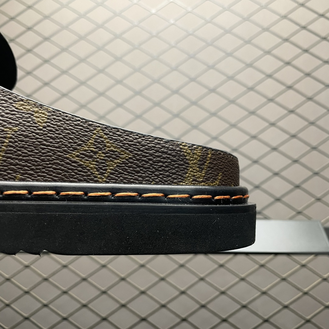 图片[4]-原厂级 原厂级 Louis Vuitton Easy 路易威登 LV 皮革拼接 博肯半包头 拖鞋 凉鞋 原版开发 高端外贸平台 零售专供品质 纳米级复刻 独家私模大底 原厂进口特A 9级真正1比1老花鞋面 9级为最顶面料 全鞋印花对点对位 内里采用全粒面头层牛皮 原版定制电镀五金辅料 整体还原度95%以上 尺码：38 39 40 41 42 43 44 45 46 -选品中心