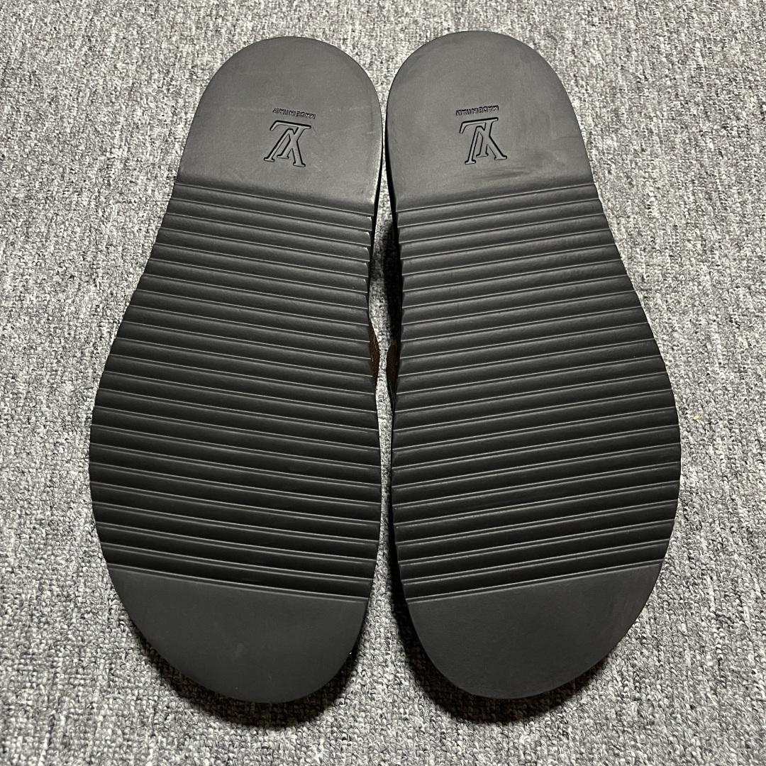 图片[3]-原厂级 原厂级 Louis Vuitton Easy 路易威登 LV 皮革拼接 博肯半包头 拖鞋 凉鞋 当前两色 新配色不断开发出货中 ！原版开发 高端外贸平台 零售专供品质 纳米级复刻 独家私模大底 原厂进口特A 9级真正1比1老花鞋面 9级为最顶面料 全鞋印花对点对位 内里采用全粒面头层牛皮 原版定制电镀五金辅料 整体还原度95%以上 尺码：38 39 40 41 42 43 44 45 46 -选品中心