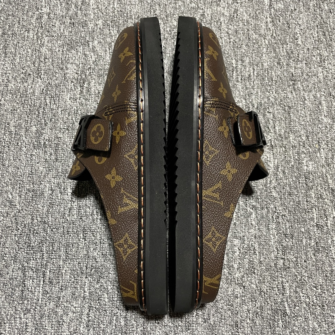 图片[2]-原厂级 原厂级 Louis Vuitton Easy 路易威登 LV 皮革拼接 博肯半包头 拖鞋 凉鞋 当前两色 新配色不断开发出货中 ！原版开发 高端外贸平台 零售专供品质 纳米级复刻 独家私模大底 原厂进口特A 9级真正1比1老花鞋面 9级为最顶面料 全鞋印花对点对位 内里采用全粒面头层牛皮 原版定制电镀五金辅料 整体还原度95%以上 尺码：38 39 40 41 42 43 44 45 46 -选品中心