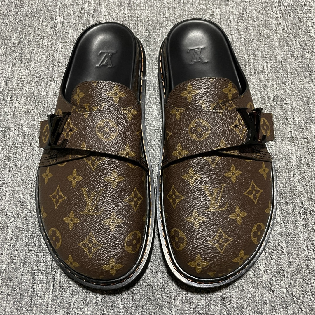 原厂级 原厂级 Louis Vuitton Easy 路易威登 LV 皮革拼接 博肯半包头 拖鞋 凉鞋 当前两色 新配色不断开发出货中 ！原版开发 高端外贸平台 零售专供品质 纳米级复刻 独家私模大底 原厂进口特A 9级真正1比1老花鞋面 9级为最顶面料 全鞋印花对点对位 内里采用全粒面头层牛皮 原版定制电镀五金辅料 整体还原度95%以上 尺码：38 39 40 41 42 43 44 45 46 -选品中心