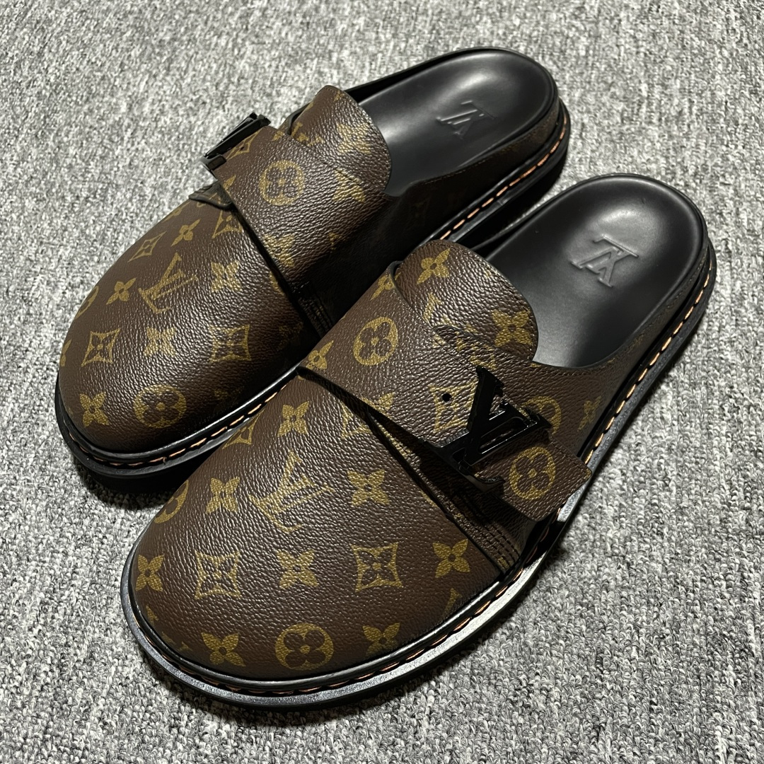 图片[4]-原厂级 原厂级 Louis Vuitton Easy 路易威登 LV 皮革拼接 博肯半包头 拖鞋 凉鞋 当前两色 新配色不断开发出货中 ！原版开发 高端外贸平台 零售专供品质 纳米级复刻 独家私模大底 原厂进口特A 9级真正1比1老花鞋面 9级为最顶面料 全鞋印花对点对位 内里采用全粒面头层牛皮 原版定制电镀五金辅料 整体还原度95%以上 尺码：38 39 40 41 42 43 44 45 46 -选品中心