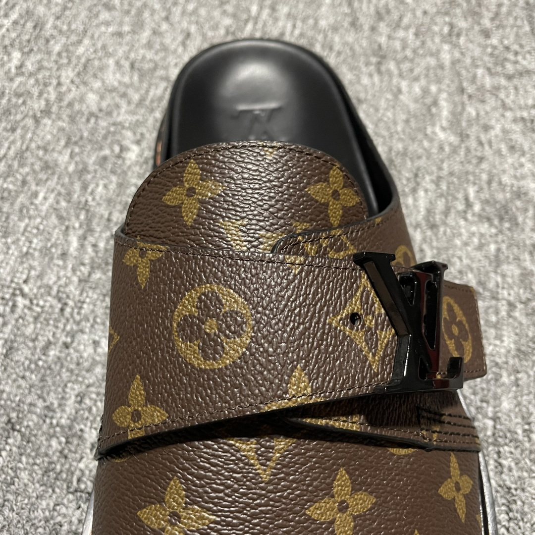 图片[9]-原厂级 原厂级 Louis Vuitton Easy 路易威登 LV 皮革拼接 博肯半包头 拖鞋 凉鞋 当前两色 新配色不断开发出货中 ！原版开发 高端外贸平台 零售专供品质 纳米级复刻 独家私模大底 原厂进口特A 9级真正1比1老花鞋面 9级为最顶面料 全鞋印花对点对位 内里采用全粒面头层牛皮 原版定制电镀五金辅料 整体还原度95%以上 尺码：38 39 40 41 42 43 44 45 46 -选品中心
