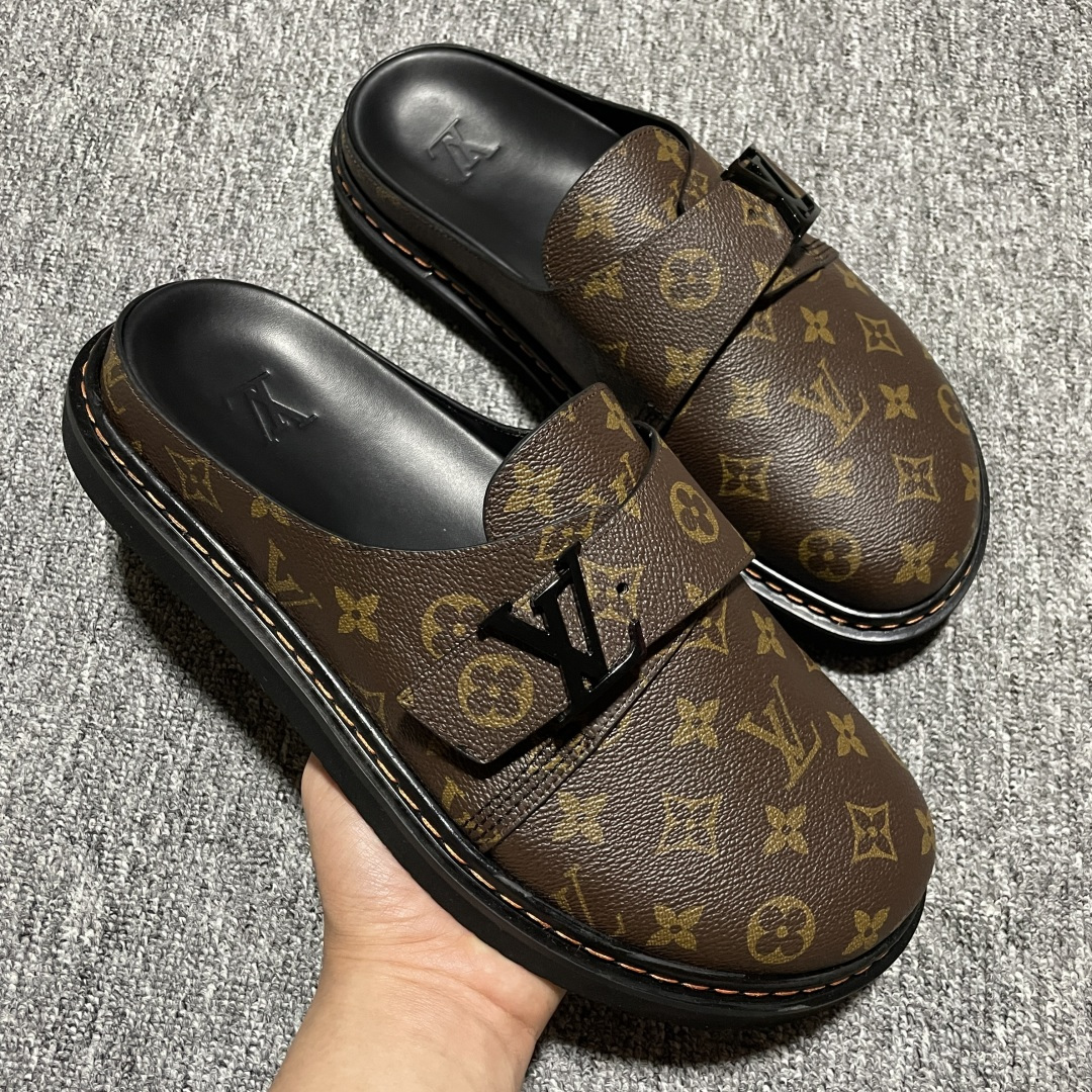 图片[6]-原厂级 原厂级 Louis Vuitton Easy 路易威登 LV 皮革拼接 博肯半包头 拖鞋 凉鞋 当前两色 新配色不断开发出货中 ！原版开发 高端外贸平台 零售专供品质 纳米级复刻 独家私模大底 原厂进口特A 9级真正1比1老花鞋面 9级为最顶面料 全鞋印花对点对位 内里采用全粒面头层牛皮 原版定制电镀五金辅料 整体还原度95%以上 尺码：38 39 40 41 42 43 44 45 46 -选品中心