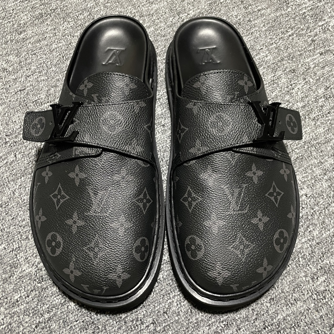 图片[8]-原厂级 原厂级 Louis Vuitton Easy 路易威登 LV 皮革拼接 博肯半包头 拖鞋 凉鞋 当前两色 新配色不断开发出货中 ！原版开发 高端外贸平台 零售专供品质 纳米级复刻 独家私模大底 原厂进口特A 9级真正1比1老花鞋面 9级为最顶面料 全鞋印花对点对位 内里采用全粒面头层牛皮 原版定制电镀五金辅料 整体还原度95%以上 尺码：38 39 40 41 42 43 44 45 46 -选品中心