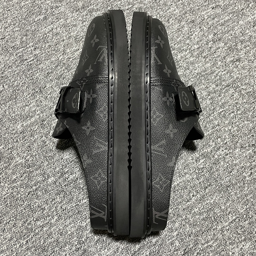 图片[2]-原厂级 原厂级 Louis Vuitton Easy 路易威登 LV 皮革拼接 博肯半包头 拖鞋 凉鞋 当前两色 新配色不断开发出货中 ！原版开发 高端外贸平台 零售专供品质 纳米级复刻 独家私模大底 原厂进口特A 9级真正1比1老花鞋面 9级为最顶面料 全鞋印花对点对位 内里采用全粒面头层牛皮 原版定制电镀五金辅料 整体还原度95%以上 尺码：38 39 40 41 42 43 44 45 46 -选品中心