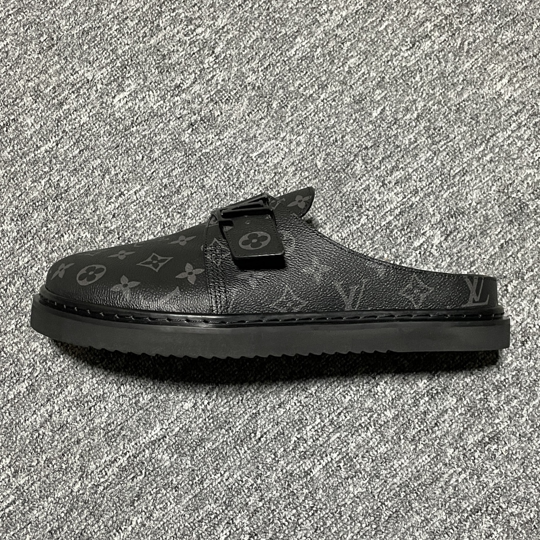 图片[5]-原厂级 原厂级 Louis Vuitton Easy 路易威登 LV 皮革拼接 博肯半包头 拖鞋 凉鞋 当前两色 新配色不断开发出货中 ！原版开发 高端外贸平台 零售专供品质 纳米级复刻 独家私模大底 原厂进口特A 9级真正1比1老花鞋面 9级为最顶面料 全鞋印花对点对位 内里采用全粒面头层牛皮 原版定制电镀五金辅料 整体还原度95%以上 尺码：38 39 40 41 42 43 44 45 46 -选品中心