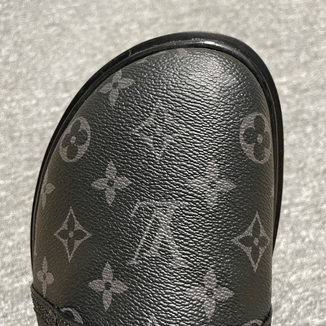 图片[7]-原厂级 原厂级 Louis Vuitton Easy 路易威登 LV 皮革拼接 博肯半包头 拖鞋 凉鞋 当前两色 新配色不断开发出货中 ！原版开发 高端外贸平台 零售专供品质 纳米级复刻 独家私模大底 原厂进口特A 9级真正1比1老花鞋面 9级为最顶面料 全鞋印花对点对位 内里采用全粒面头层牛皮 原版定制电镀五金辅料 整体还原度95%以上 尺码：38 39 40 41 42 43 44 45 46 -选品中心