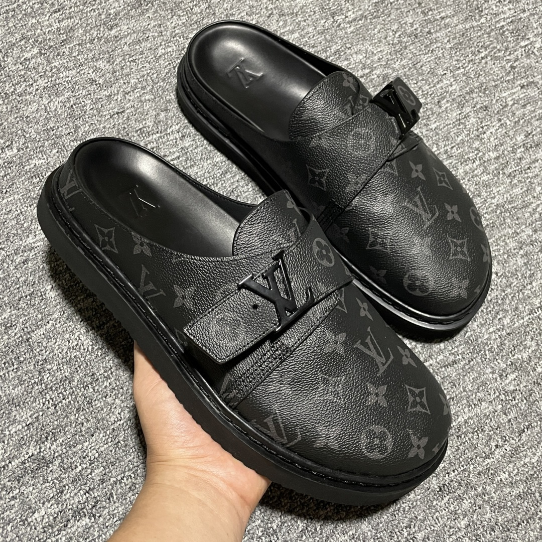 图片[6]-原厂级 原厂级 Louis Vuitton Easy 路易威登 LV 皮革拼接 博肯半包头 拖鞋 凉鞋 当前两色 新配色不断开发出货中 ！原版开发 高端外贸平台 零售专供品质 纳米级复刻 独家私模大底 原厂进口特A 9级真正1比1老花鞋面 9级为最顶面料 全鞋印花对点对位 内里采用全粒面头层牛皮 原版定制电镀五金辅料 整体还原度95%以上 尺码：38 39 40 41 42 43 44 45 46 -选品中心