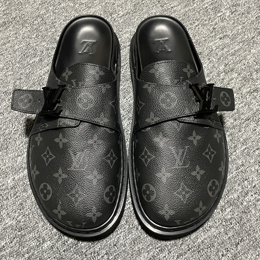 原厂级 原厂级 Louis Vuitton Easy 路易威登 LV 皮革拼接 博肯半包头 拖鞋 凉鞋 当前两色 新配色不断开发出货中 ！原版开发 高端外贸平台 零售专供品质 纳米级复刻 独家私模大底 原厂进口特A 9级真正1比1老花鞋面 9级为最顶面料 全鞋印花对点对位 内里采用全粒面头层牛皮 原版定制电镀五金辅料 整体还原度95%以上 尺码：38 39 40 41 42 43 44 45 46 -选品中心
