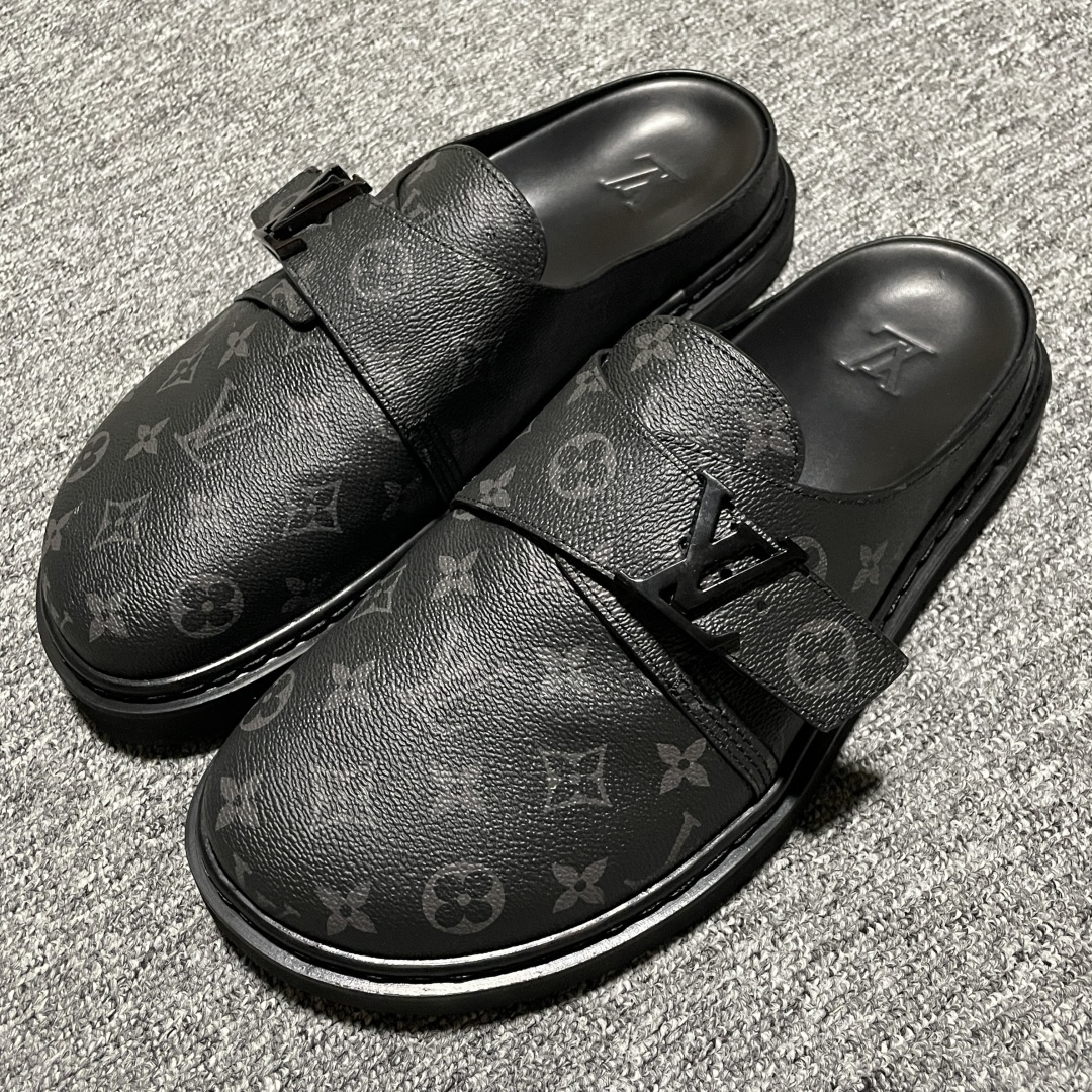 图片[4]-原厂级 原厂级 Louis Vuitton Easy 路易威登 LV 皮革拼接 博肯半包头 拖鞋 凉鞋 当前两色 新配色不断开发出货中 ！原版开发 高端外贸平台 零售专供品质 纳米级复刻 独家私模大底 原厂进口特A 9级真正1比1老花鞋面 9级为最顶面料 全鞋印花对点对位 内里采用全粒面头层牛皮 原版定制电镀五金辅料 整体还原度95%以上 尺码：38 39 40 41 42 43 44 45 46 -选品中心