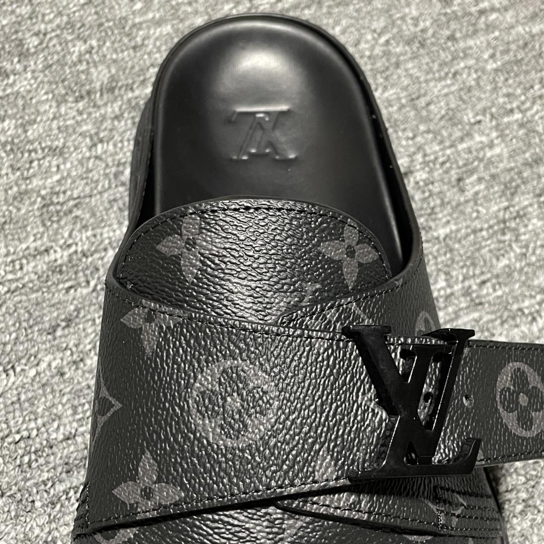 图片[9]-原厂级 原厂级 Louis Vuitton Easy 路易威登 LV 皮革拼接 博肯半包头 拖鞋 凉鞋 当前两色 新配色不断开发出货中 ！原版开发 高端外贸平台 零售专供品质 纳米级复刻 独家私模大底 原厂进口特A 9级真正1比1老花鞋面 9级为最顶面料 全鞋印花对点对位 内里采用全粒面头层牛皮 原版定制电镀五金辅料 整体还原度95%以上 尺码：38 39 40 41 42 43 44 45 46 -选品中心