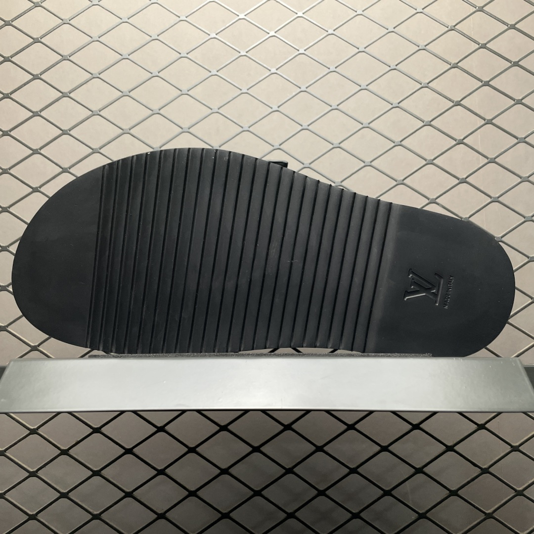 图片[5]-原厂级 原厂级 Louis Vuitton Easy 路易威登 LV 皮革拼接 博肯半包头 拖鞋 凉鞋 当前两色 新配色不断开发出货中 ！原版开发 高端外贸平台 零售专供品质 纳米级复刻 独家私模大底 原厂进口特A 9级真正1比1老花鞋面 9级为最顶面料 全鞋印花对点对位 内里采用全粒面头层牛皮 原版定制电镀五金辅料 整体还原度95%以上 尺码：38 39 40 41 42 43 44 45 46 -选品中心