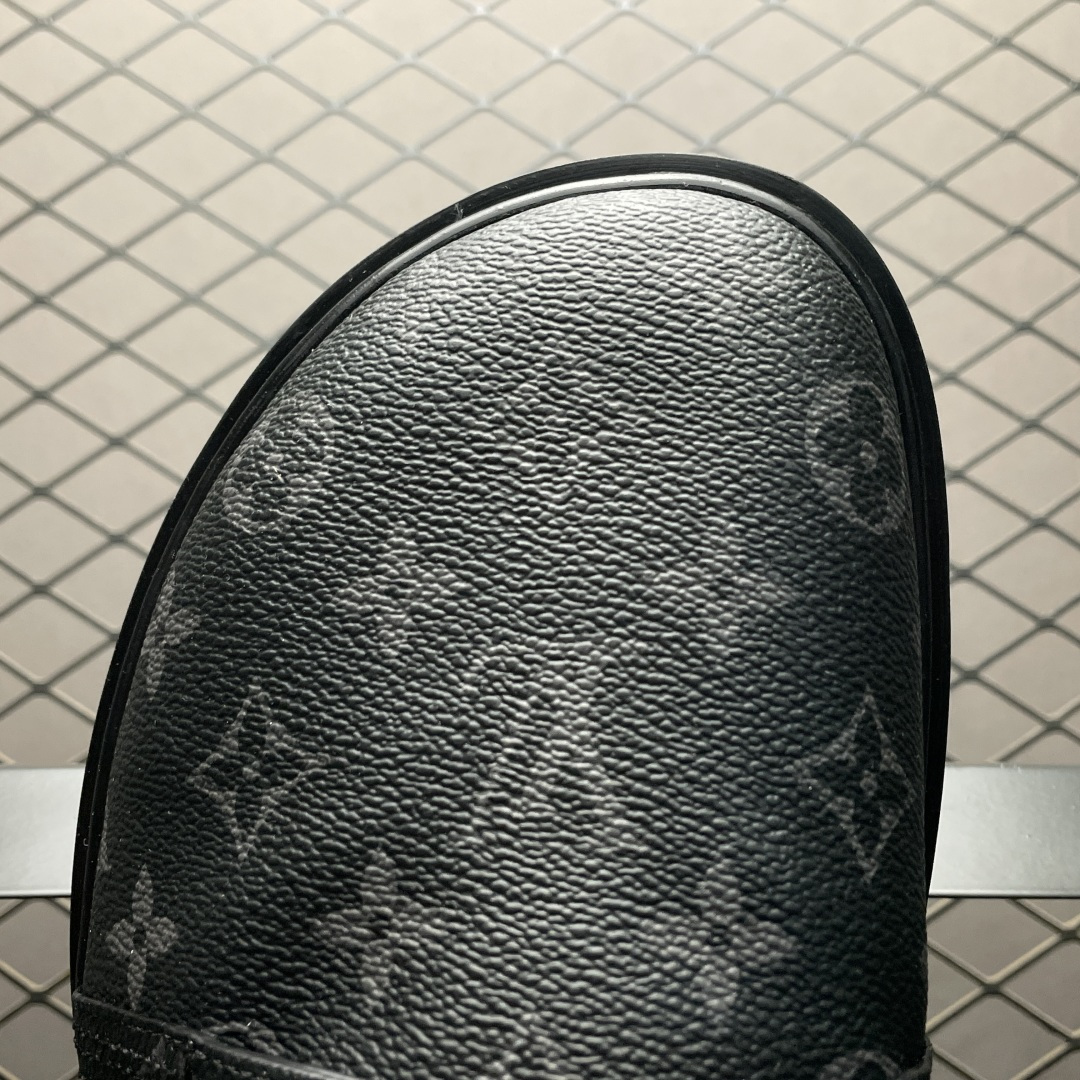 图片[7]-原厂级 原厂级 Louis Vuitton Easy 路易威登 LV 皮革拼接 博肯半包头 拖鞋 凉鞋 当前两色 新配色不断开发出货中 ！原版开发 高端外贸平台 零售专供品质 纳米级复刻 独家私模大底 原厂进口特A 9级真正1比1老花鞋面 9级为最顶面料 全鞋印花对点对位 内里采用全粒面头层牛皮 原版定制电镀五金辅料 整体还原度95%以上 尺码：38 39 40 41 42 43 44 45 46 -选品中心