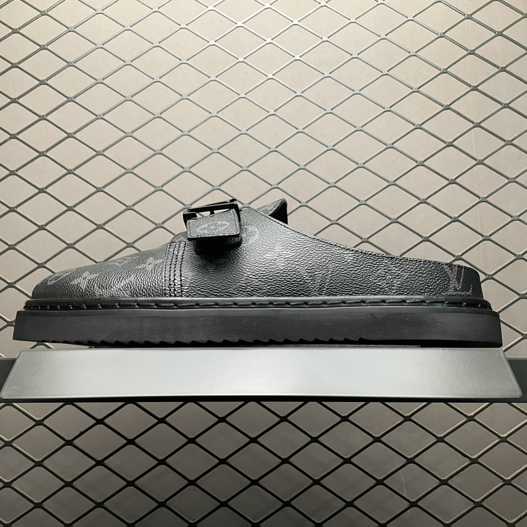 原厂级 原厂级 Louis Vuitton Easy 路易威登 LV 皮革拼接 博肯半包头 拖鞋 凉鞋 当前两色 新配色不断开发出货中 ！原版开发 高端外贸平台 零售专供品质 纳米级复刻 独家私模大底 原厂进口特A 9级真正1比1老花鞋面 9级为最顶面料 全鞋印花对点对位 内里采用全粒面头层牛皮 原版定制电镀五金辅料 整体还原度95%以上 尺码：38 39 40 41 42 43 44 45 46 -选品中心