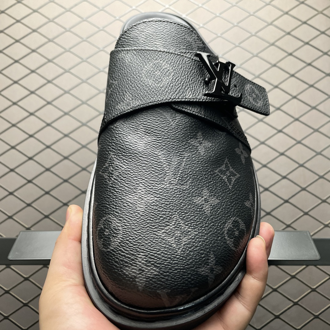 图片[9]-原厂级 原厂级 Louis Vuitton Easy 路易威登 LV 皮革拼接 博肯半包头 拖鞋 凉鞋 当前两色 新配色不断开发出货中 ！原版开发 高端外贸平台 零售专供品质 纳米级复刻 独家私模大底 原厂进口特A 9级真正1比1老花鞋面 9级为最顶面料 全鞋印花对点对位 内里采用全粒面头层牛皮 原版定制电镀五金辅料 整体还原度95%以上 尺码：38 39 40 41 42 43 44 45 46 -选品中心