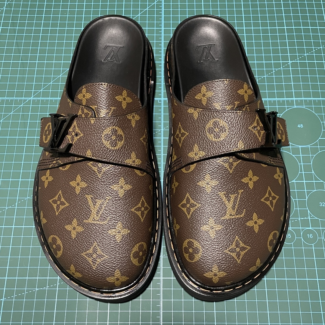 原厂级 原厂级 Louis Vuitton Easy 路易威登 LV 皮革拼接 博肯半包头 拖鞋 凉鞋 当前两色 新配色不断开发出货中 ！原版开发 高端外贸平台 零售专供品质 纳米级复刻 独家私模大底 原厂进口特A 9级真正1比1老花鞋面 9级为最顶面料 全鞋印花对点对位 内里采用全粒面头层牛皮 原版定制电镀五金辅料 整体还原度95%以上 尺码：38 39 40 41 42 43 44 45 46 -选品中心