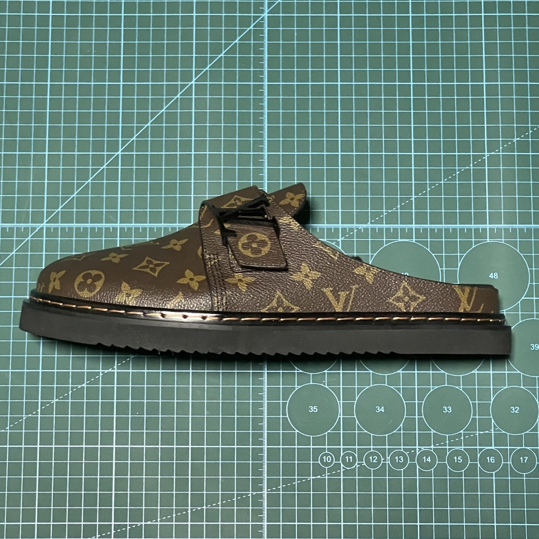 图片[5]-原厂级 原厂级 Louis Vuitton Easy 路易威登 LV 皮革拼接 博肯半包头 拖鞋 凉鞋 当前两色 新配色不断开发出货中 ！原版开发 高端外贸平台 零售专供品质 纳米级复刻 独家私模大底 原厂进口特A 9级真正1比1老花鞋面 9级为最顶面料 全鞋印花对点对位 内里采用全粒面头层牛皮 原版定制电镀五金辅料 整体还原度95%以上 尺码：38 39 40 41 42 43 44 45 46 -选品中心