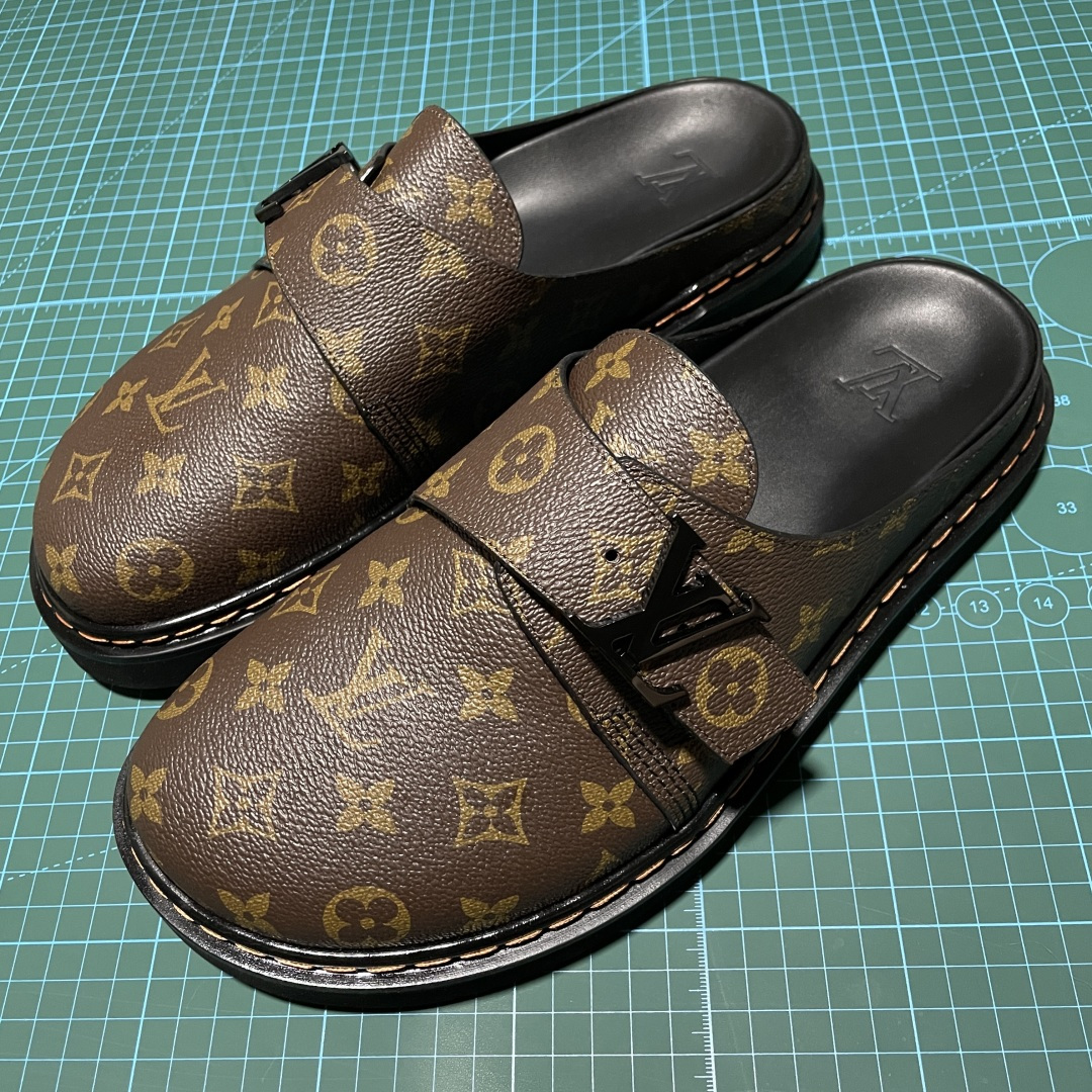 图片[4]-原厂级 原厂级 Louis Vuitton Easy 路易威登 LV 皮革拼接 博肯半包头 拖鞋 凉鞋 当前两色 新配色不断开发出货中 ！原版开发 高端外贸平台 零售专供品质 纳米级复刻 独家私模大底 原厂进口特A 9级真正1比1老花鞋面 9级为最顶面料 全鞋印花对点对位 内里采用全粒面头层牛皮 原版定制电镀五金辅料 整体还原度95%以上 尺码：38 39 40 41 42 43 44 45 46 -选品中心