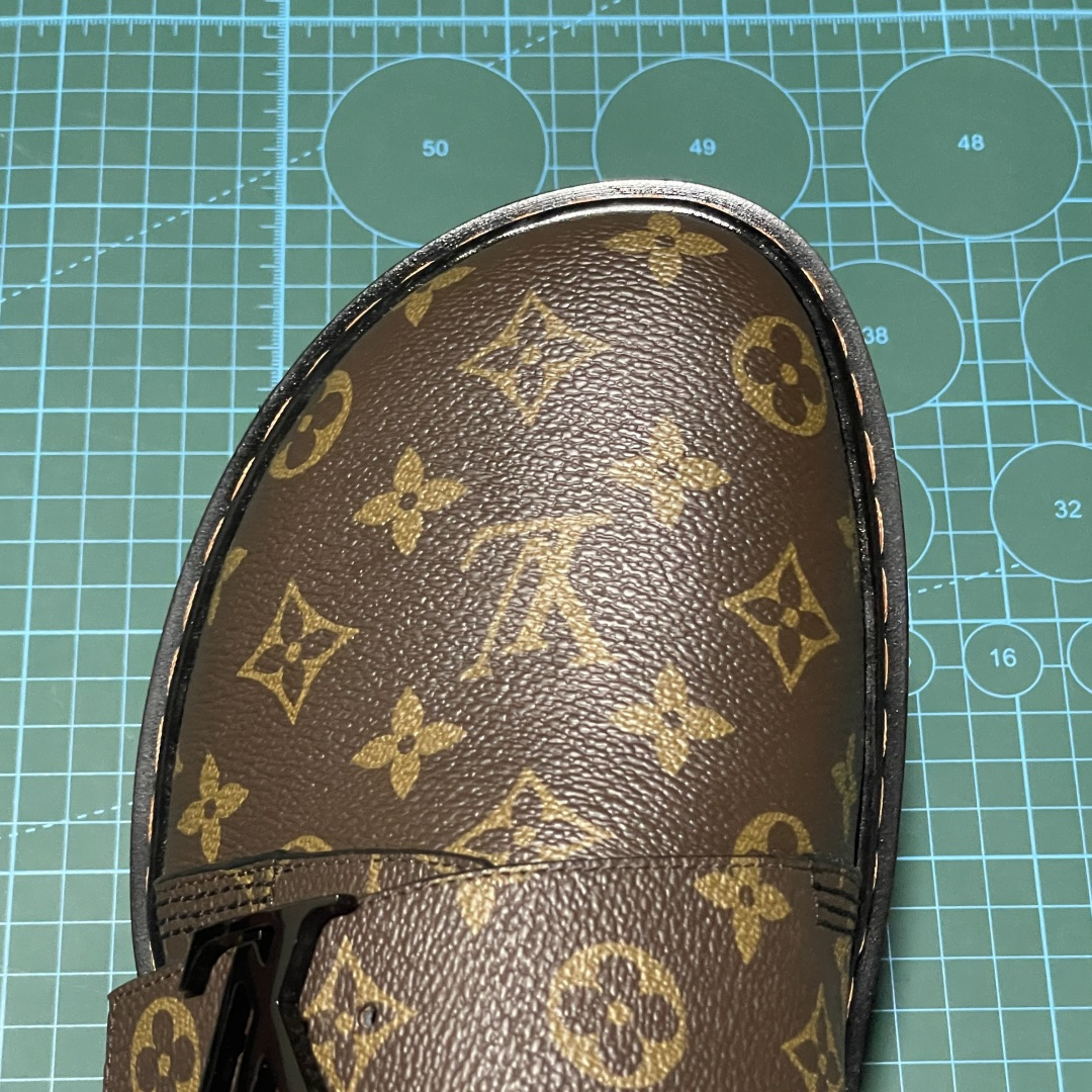 图片[7]-原厂级 原厂级 Louis Vuitton Easy 路易威登 LV 皮革拼接 博肯半包头 拖鞋 凉鞋 当前两色 新配色不断开发出货中 ！原版开发 高端外贸平台 零售专供品质 纳米级复刻 独家私模大底 原厂进口特A 9级真正1比1老花鞋面 9级为最顶面料 全鞋印花对点对位 内里采用全粒面头层牛皮 原版定制电镀五金辅料 整体还原度95%以上 尺码：38 39 40 41 42 43 44 45 46 -选品中心