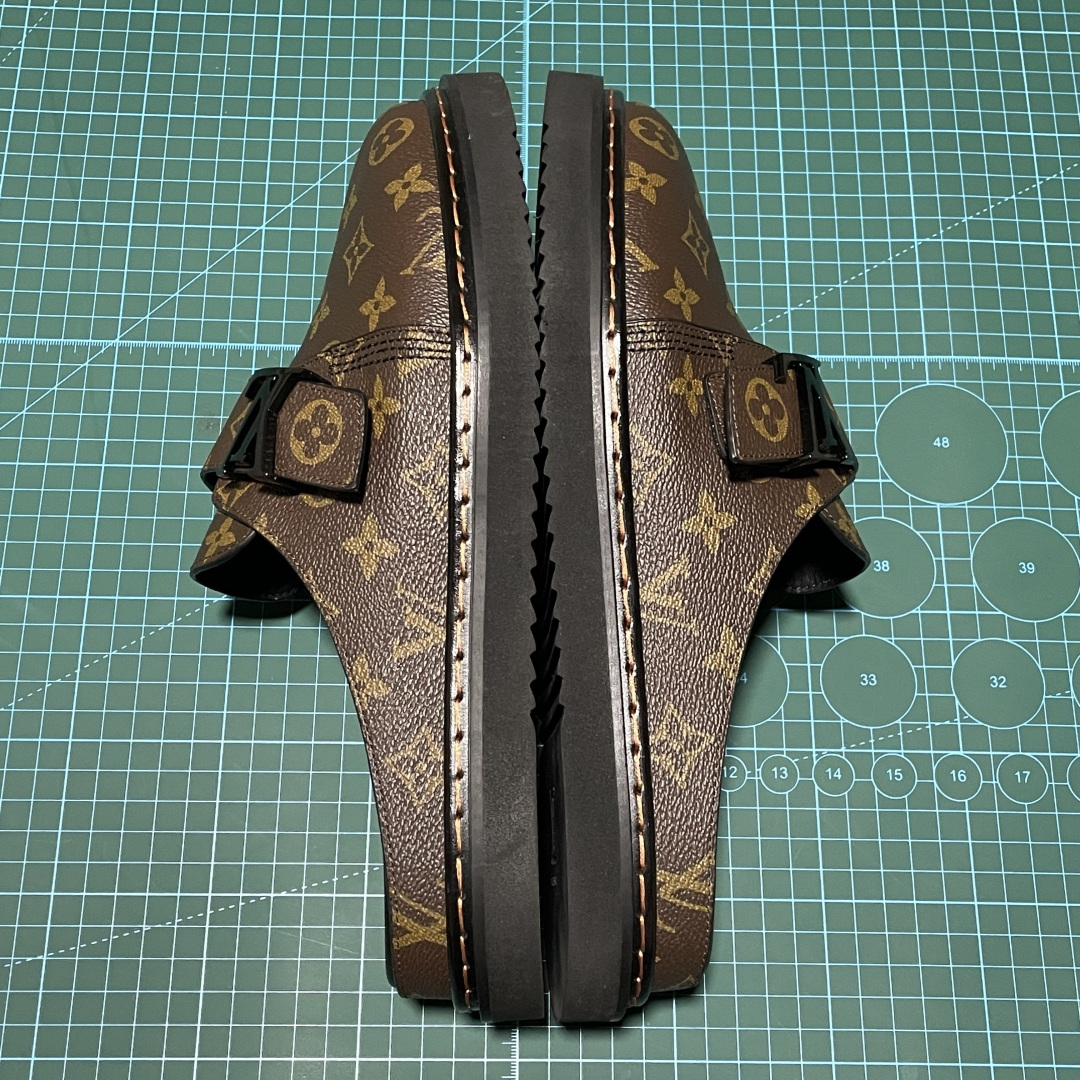 图片[2]-原厂级 原厂级 Louis Vuitton Easy 路易威登 LV 皮革拼接 博肯半包头 拖鞋 凉鞋 当前两色 新配色不断开发出货中 ！原版开发 高端外贸平台 零售专供品质 纳米级复刻 独家私模大底 原厂进口特A 9级真正1比1老花鞋面 9级为最顶面料 全鞋印花对点对位 内里采用全粒面头层牛皮 原版定制电镀五金辅料 整体还原度95%以上 尺码：38 39 40 41 42 43 44 45 46 -选品中心