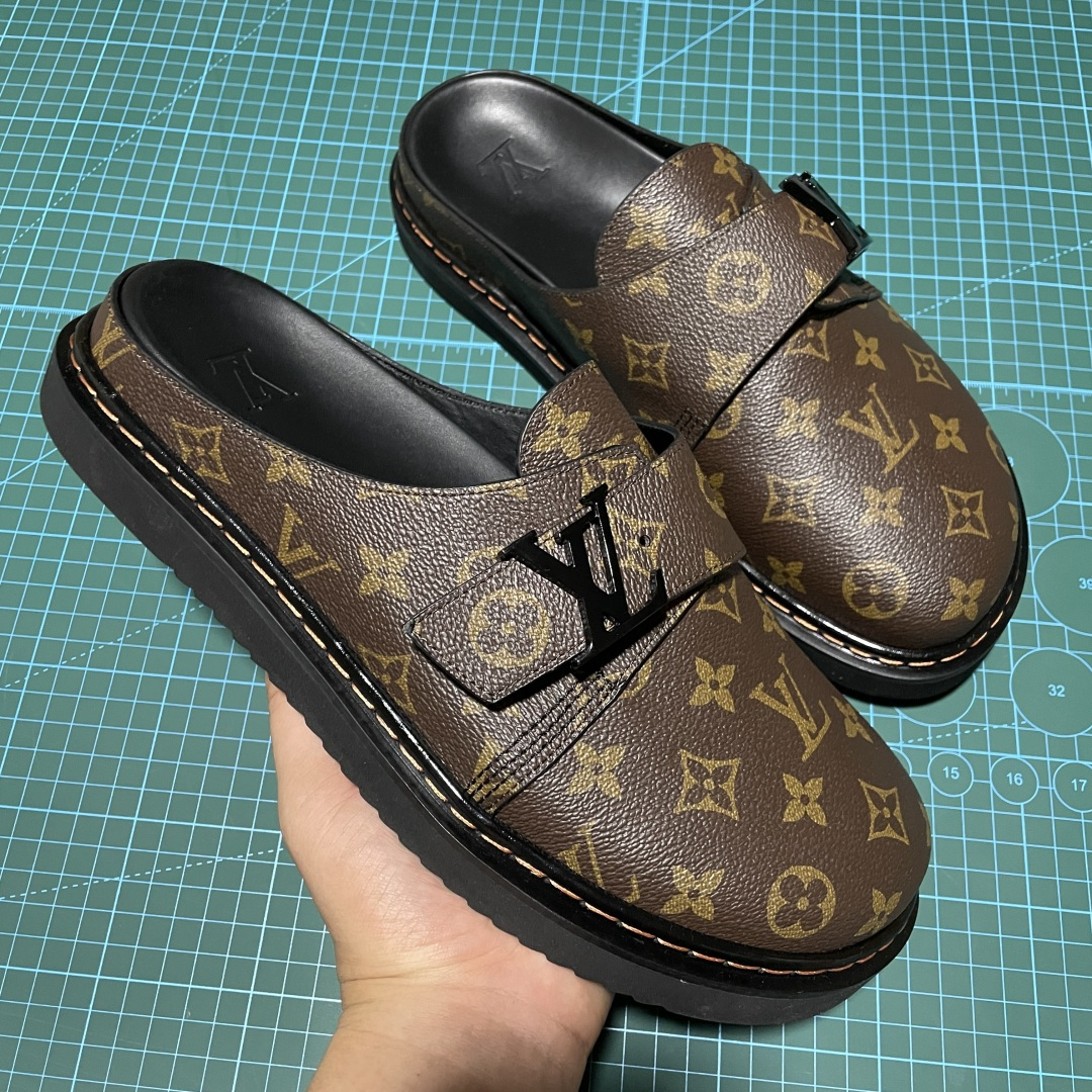 图片[6]-原厂级 原厂级 Louis Vuitton Easy 路易威登 LV 皮革拼接 博肯半包头 拖鞋 凉鞋 当前两色 新配色不断开发出货中 ！原版开发 高端外贸平台 零售专供品质 纳米级复刻 独家私模大底 原厂进口特A 9级真正1比1老花鞋面 9级为最顶面料 全鞋印花对点对位 内里采用全粒面头层牛皮 原版定制电镀五金辅料 整体还原度95%以上 尺码：38 39 40 41 42 43 44 45 46 -选品中心