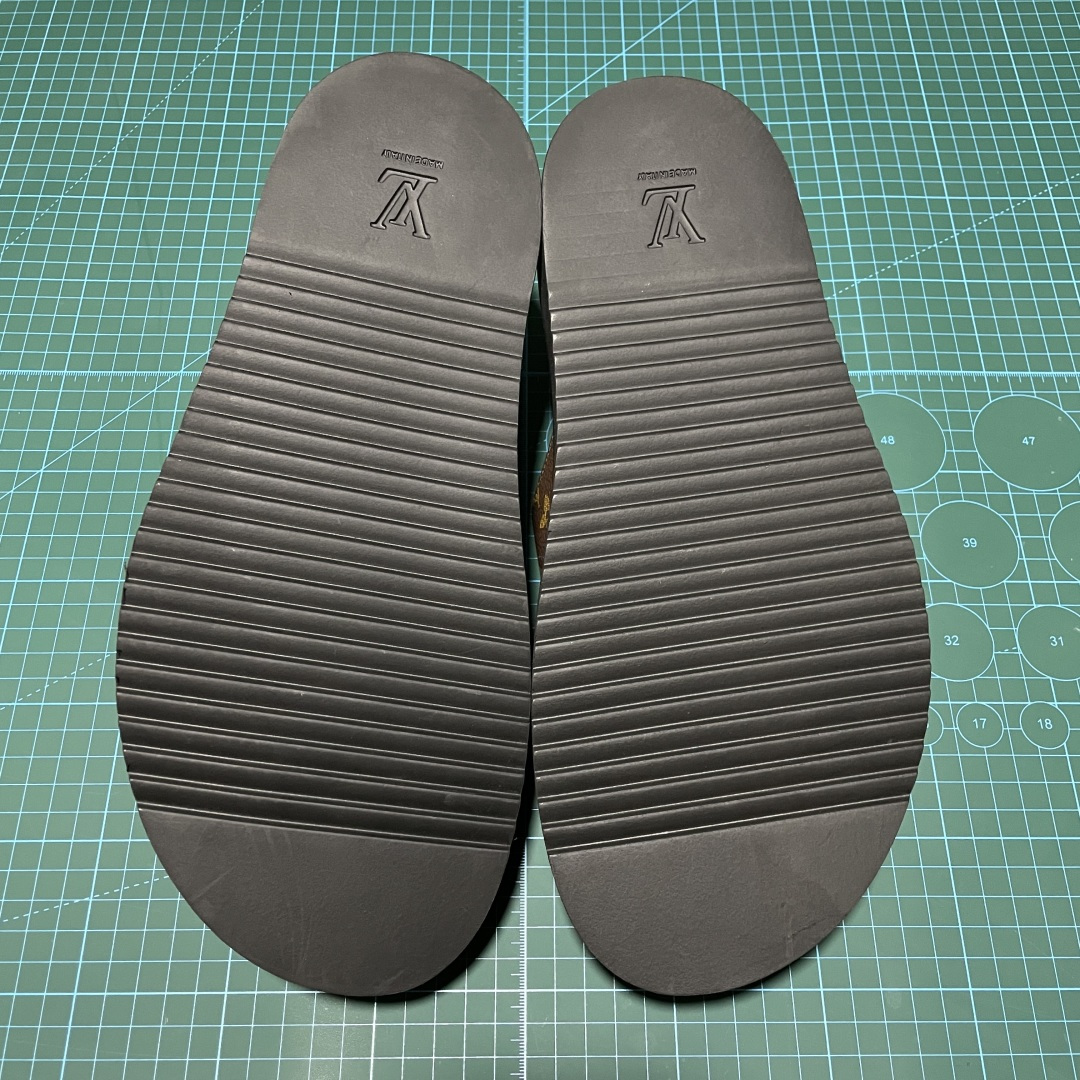 图片[3]-原厂级 原厂级 Louis Vuitton Easy 路易威登 LV 皮革拼接 博肯半包头 拖鞋 凉鞋 当前两色 新配色不断开发出货中 ！原版开发 高端外贸平台 零售专供品质 纳米级复刻 独家私模大底 原厂进口特A 9级真正1比1老花鞋面 9级为最顶面料 全鞋印花对点对位 内里采用全粒面头层牛皮 原版定制电镀五金辅料 整体还原度95%以上 尺码：38 39 40 41 42 43 44 45 46 -选品中心