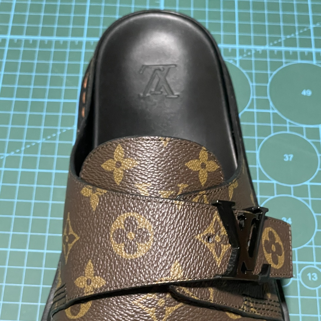 图片[9]-原厂级 原厂级 Louis Vuitton Easy 路易威登 LV 皮革拼接 博肯半包头 拖鞋 凉鞋 当前两色 新配色不断开发出货中 ！原版开发 高端外贸平台 零售专供品质 纳米级复刻 独家私模大底 原厂进口特A 9级真正1比1老花鞋面 9级为最顶面料 全鞋印花对点对位 内里采用全粒面头层牛皮 原版定制电镀五金辅料 整体还原度95%以上 尺码：38 39 40 41 42 43 44 45 46 -选品中心