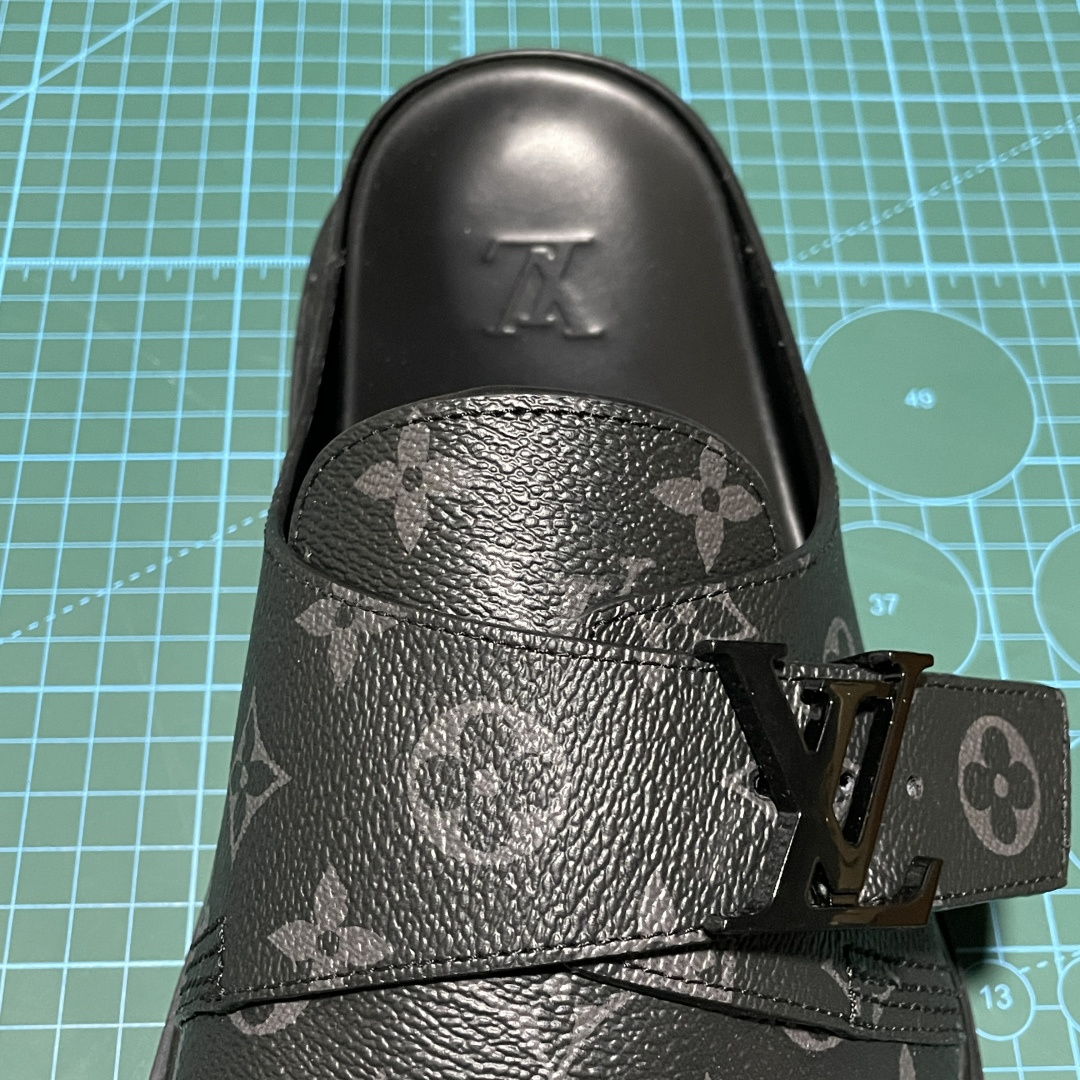 图片[9]-原厂级 原厂级 Louis Vuitton Easy 路易威登 LV 皮革拼接 博肯半包头 拖鞋 凉鞋 当前两色 新配色不断开发出货中 ！原版开发 高端外贸平台 零售专供品质 纳米级复刻 独家私模大底 原厂进口特A 9级真正1比1老花鞋面 9级为最顶面料 全鞋印花对点对位 内里采用全粒面头层牛皮 原版定制电镀五金辅料 整体还原度95%以上 尺码：38 39 40 41 42 43 44 45 46 -选品中心